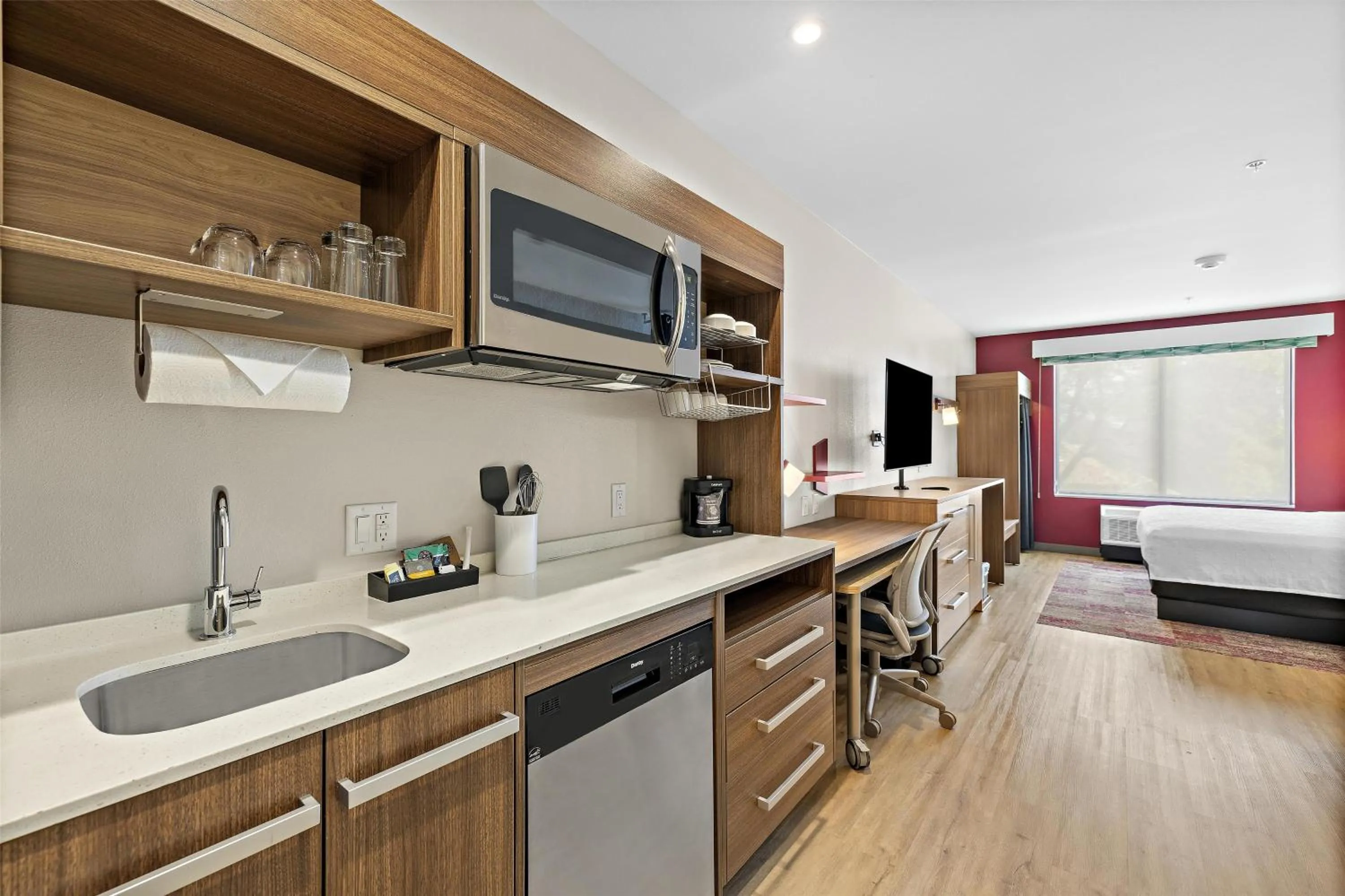 Kitchen or kitchenette, Bed in Home2 Suites By Hilton Riverside Downtown