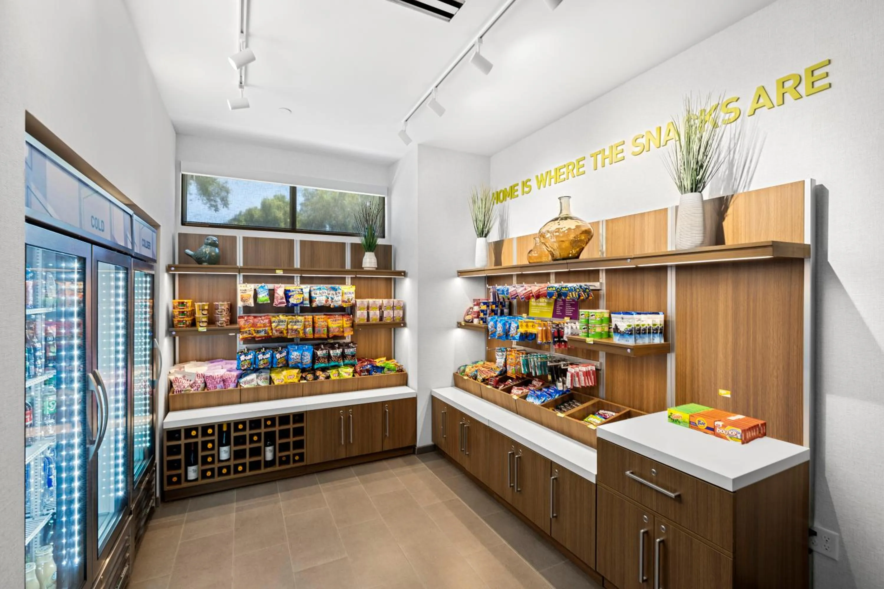 Food and drinks in Home2 Suites By Hilton Riverside Downtown