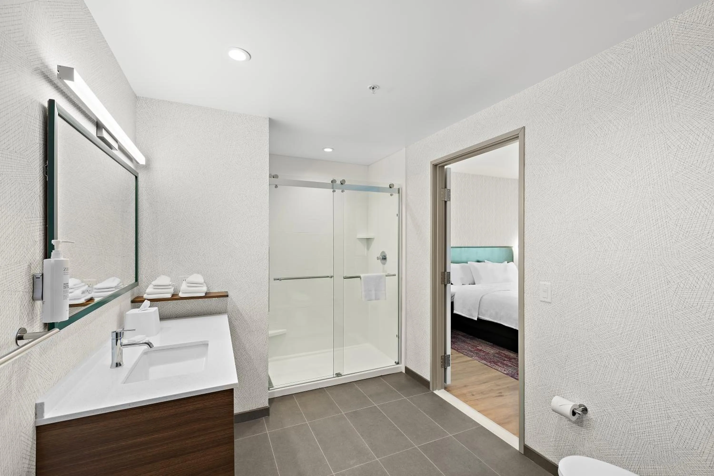 Bathroom, Bed in Home2 Suites By Hilton Riverside Downtown