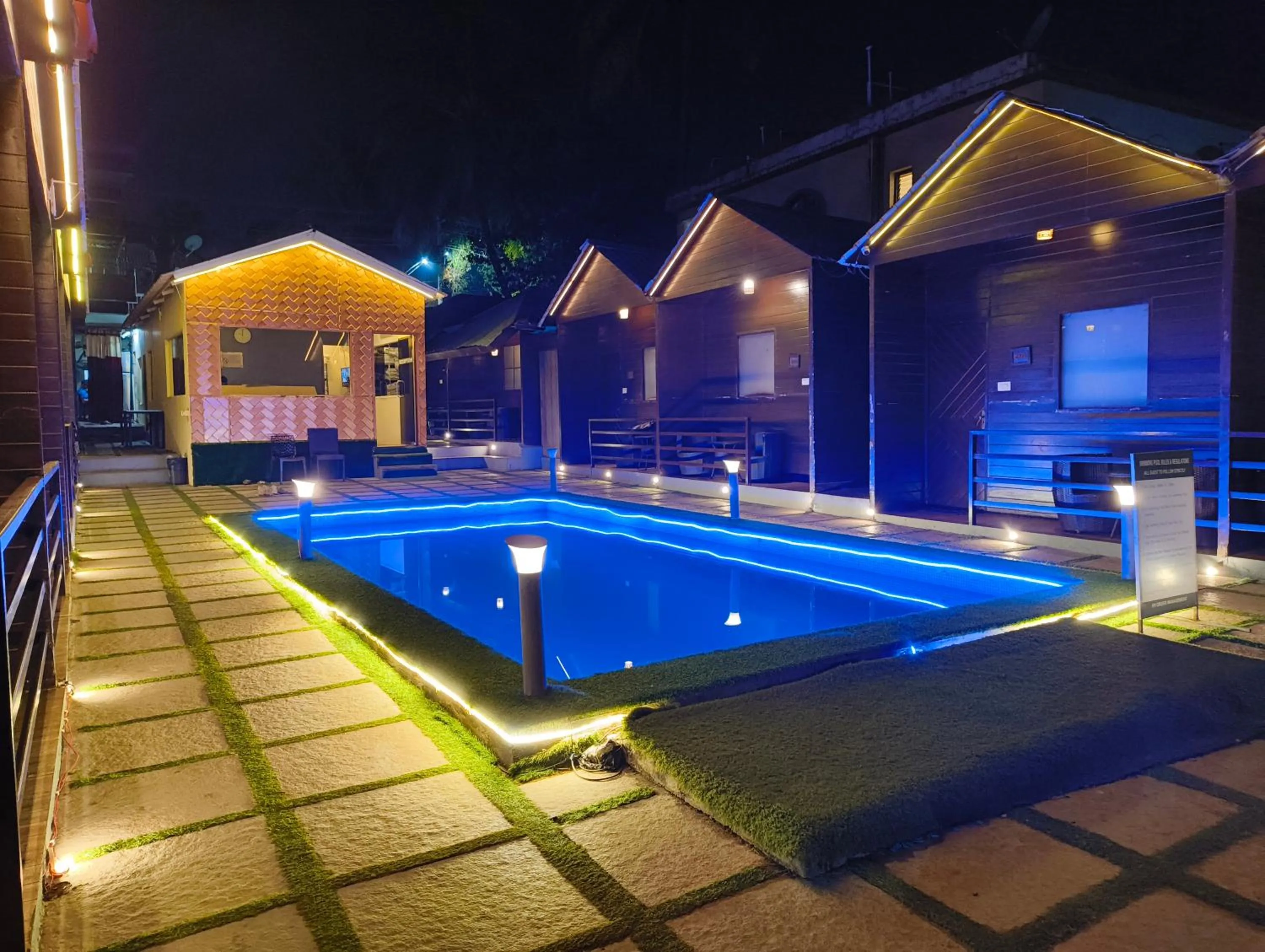 Swimming pool in Wood house beach resort calangute