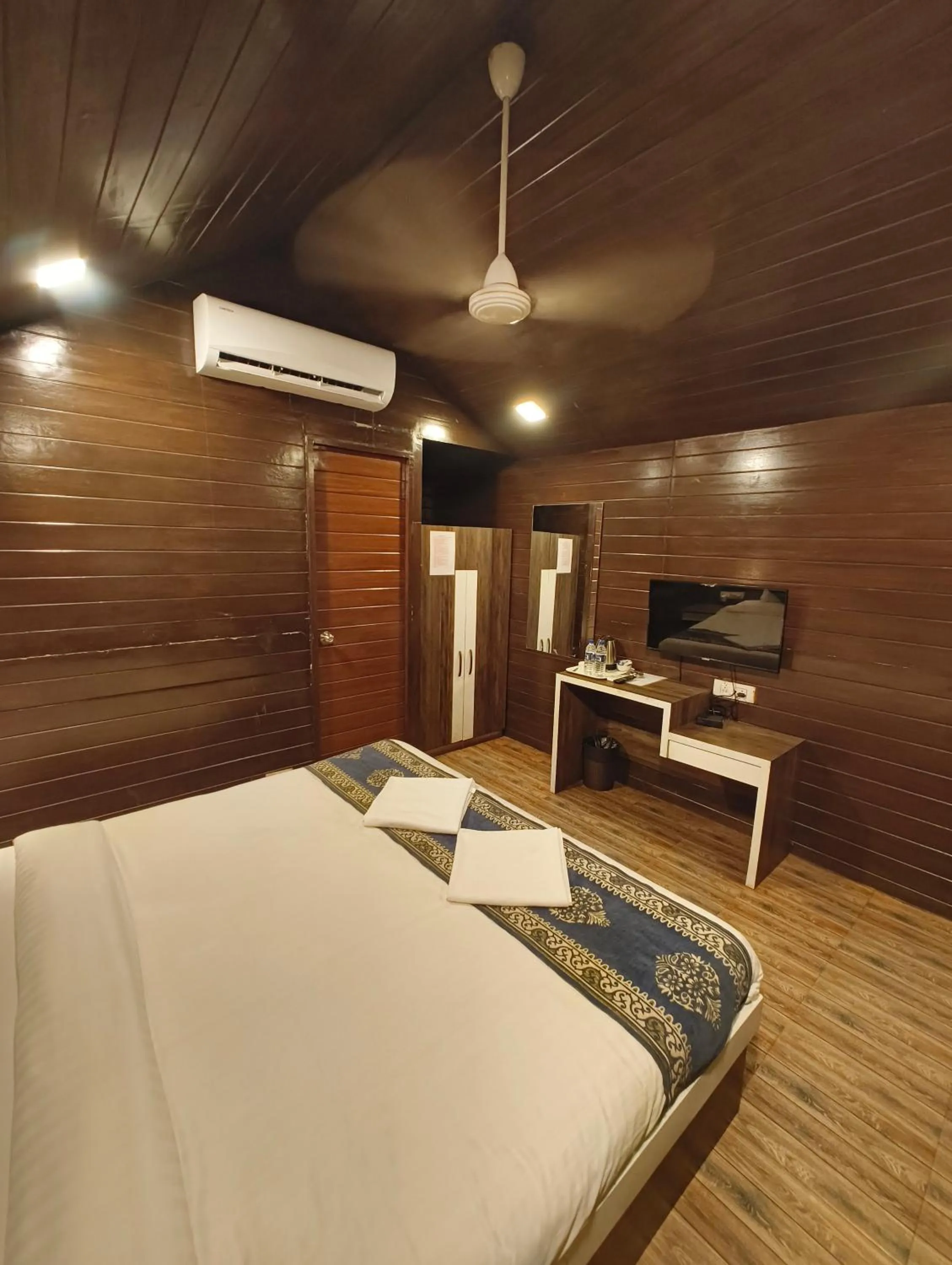 Bed in Wood house beach resort calangute