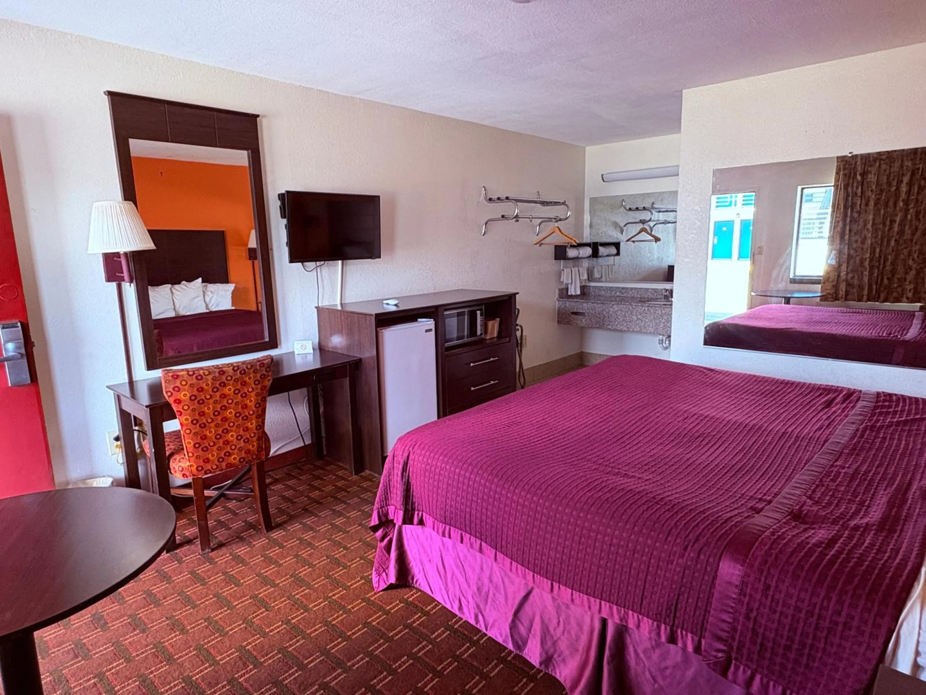 Shower, Bed in Royal Regency Inn