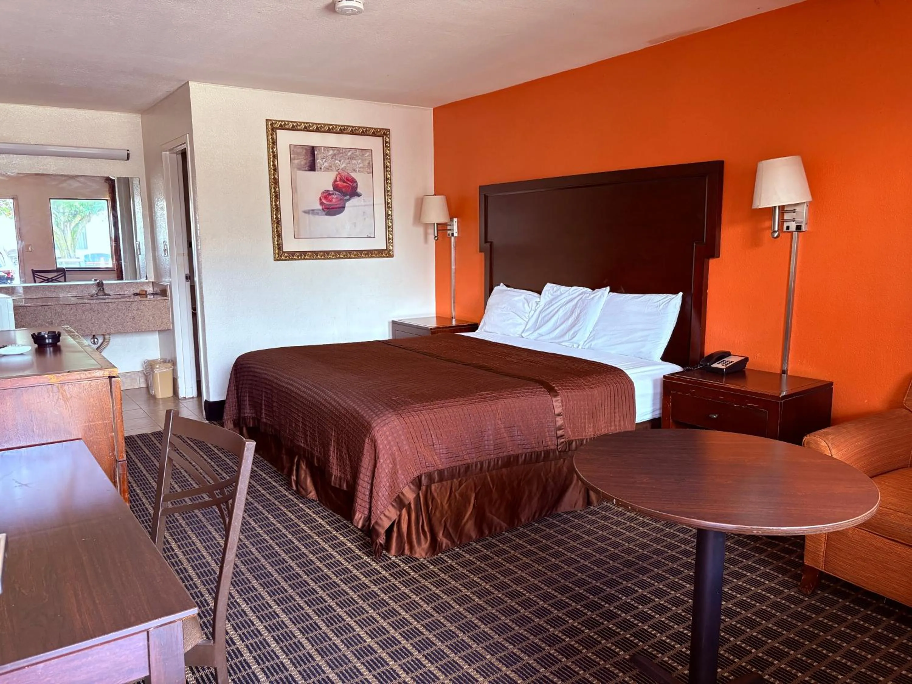 Shower, Bed in Royal Regency Inn