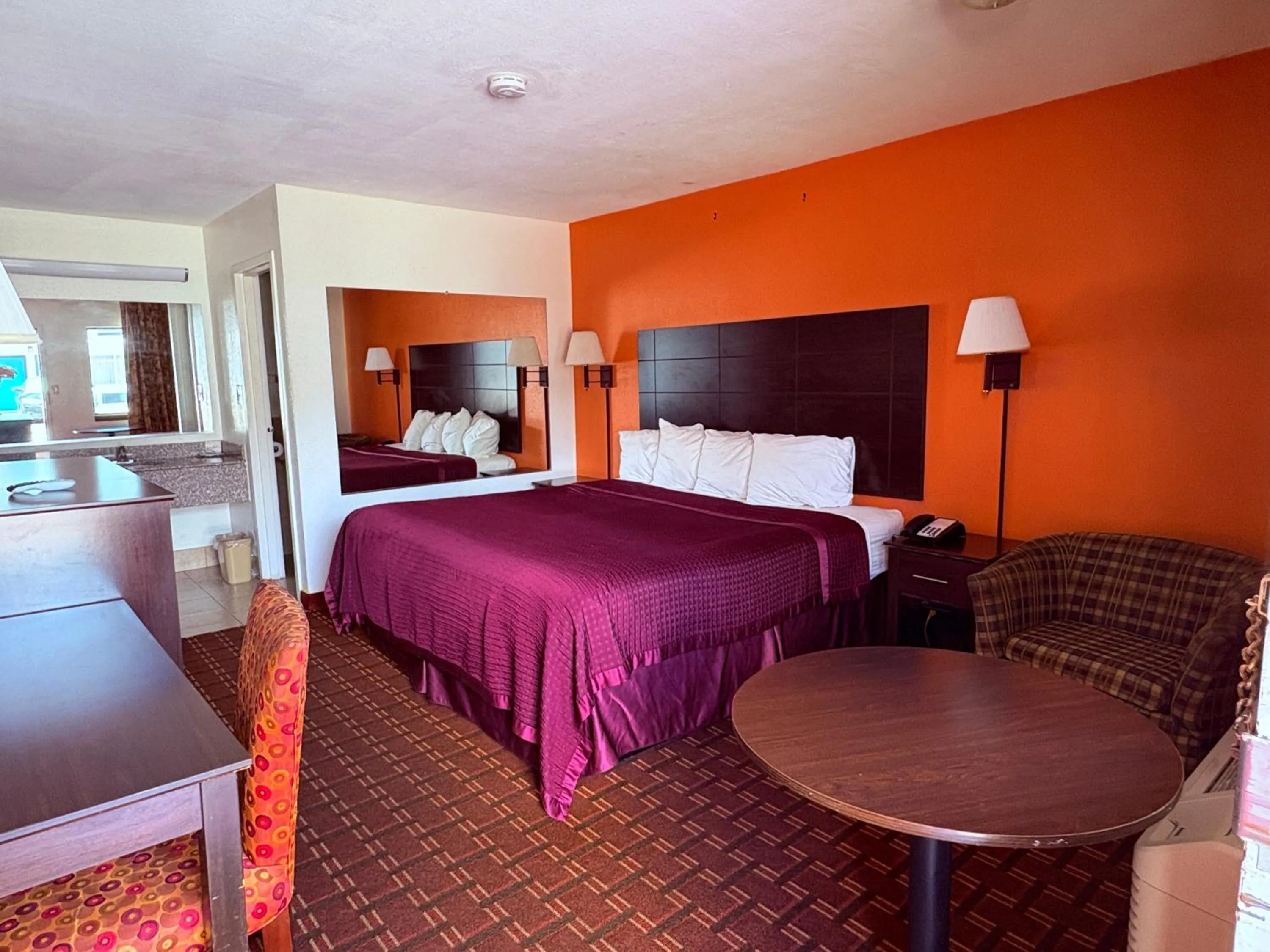 Shower, Bed in Royal Regency Inn