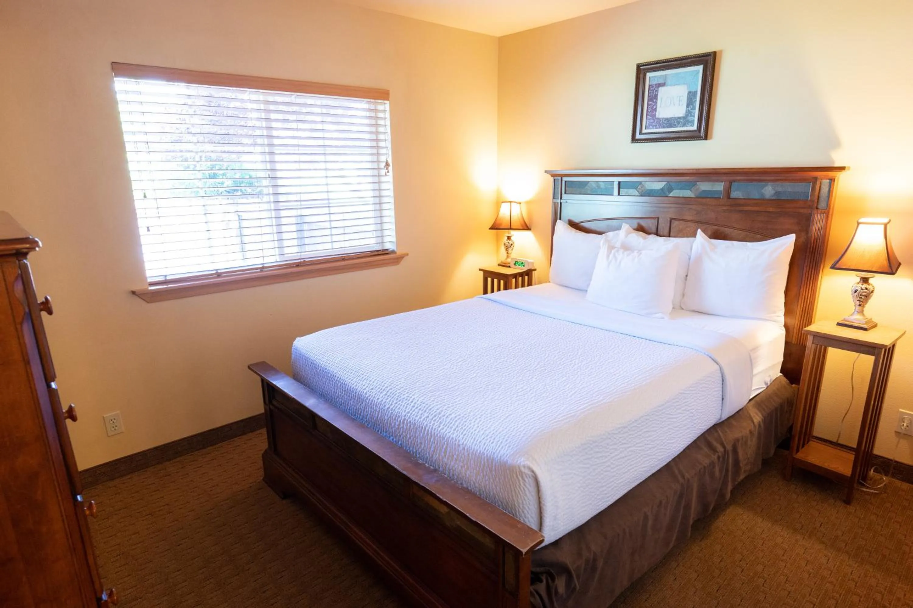 Bed in Icicle Village Resort