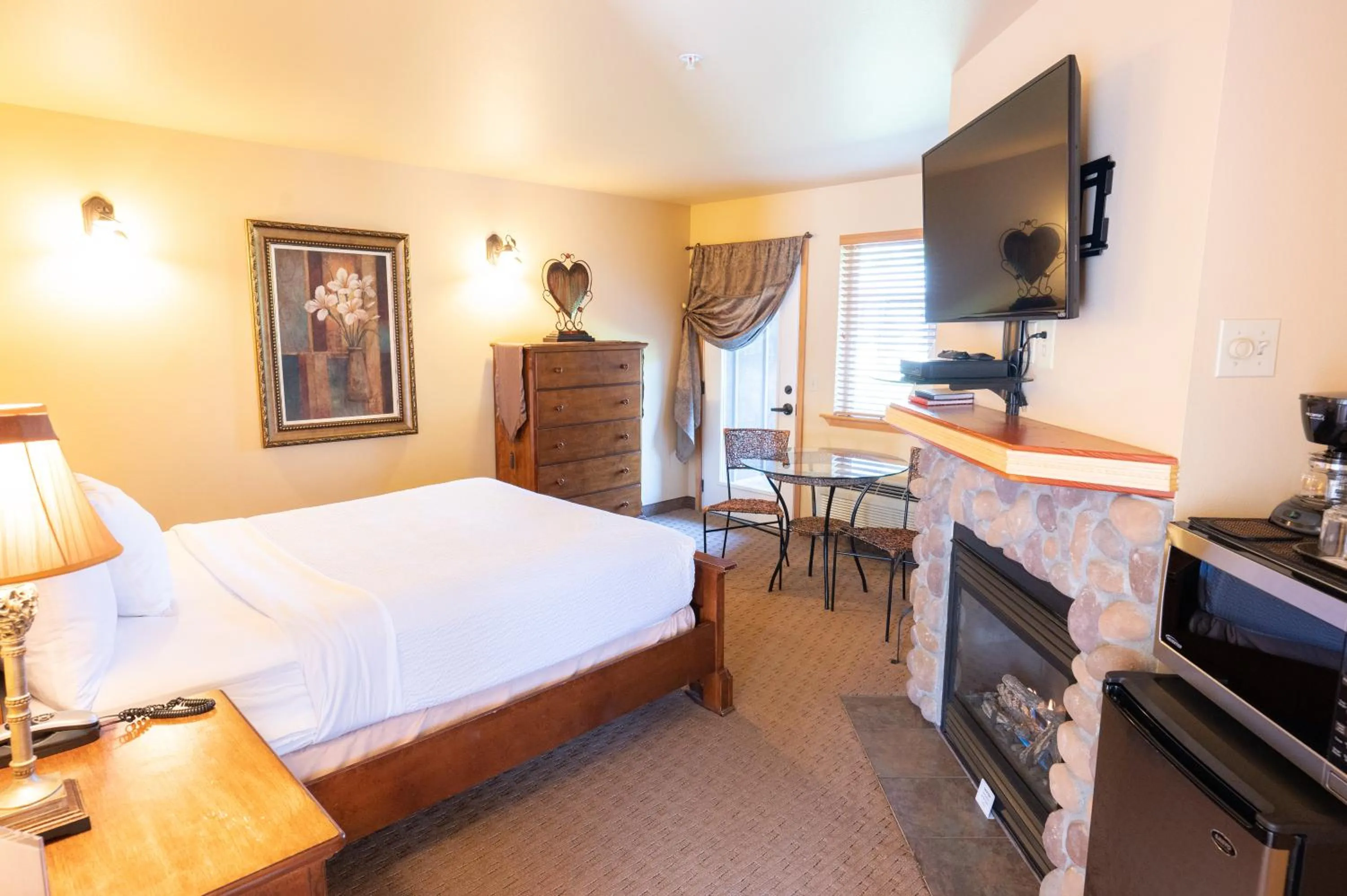 Bed in Icicle Village Resort