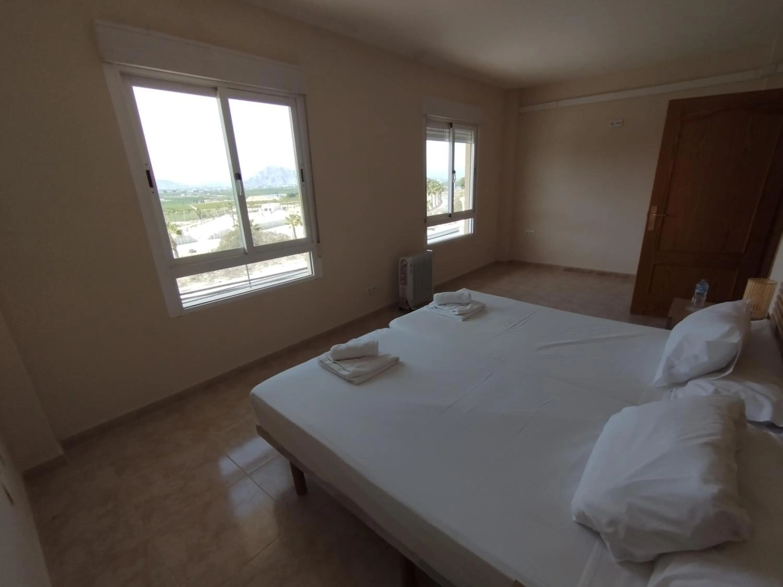 Shower, Bed in Hotel Algorfa