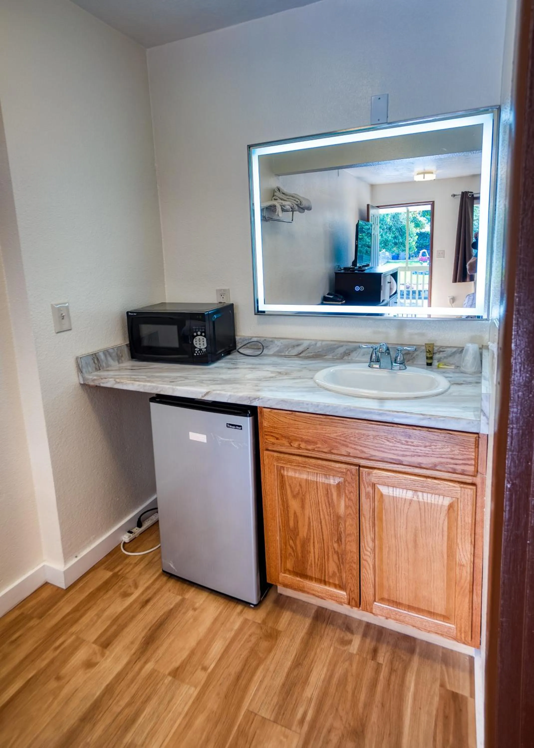 minibar in Budget Inn