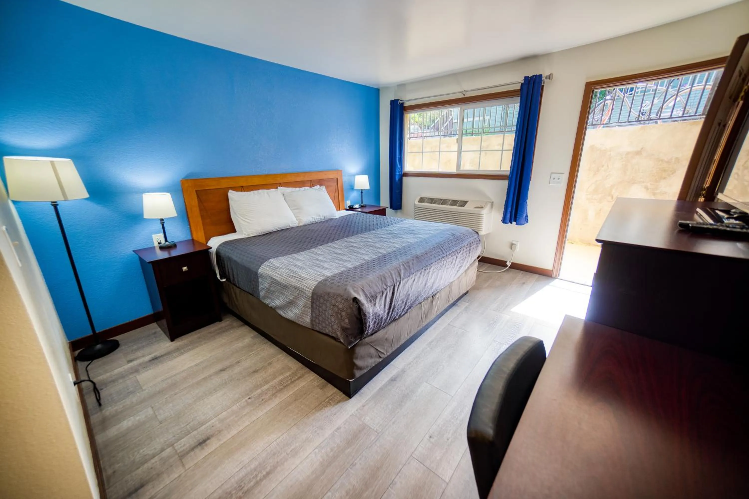 Photo of the whole room, Bed in Budget Inn