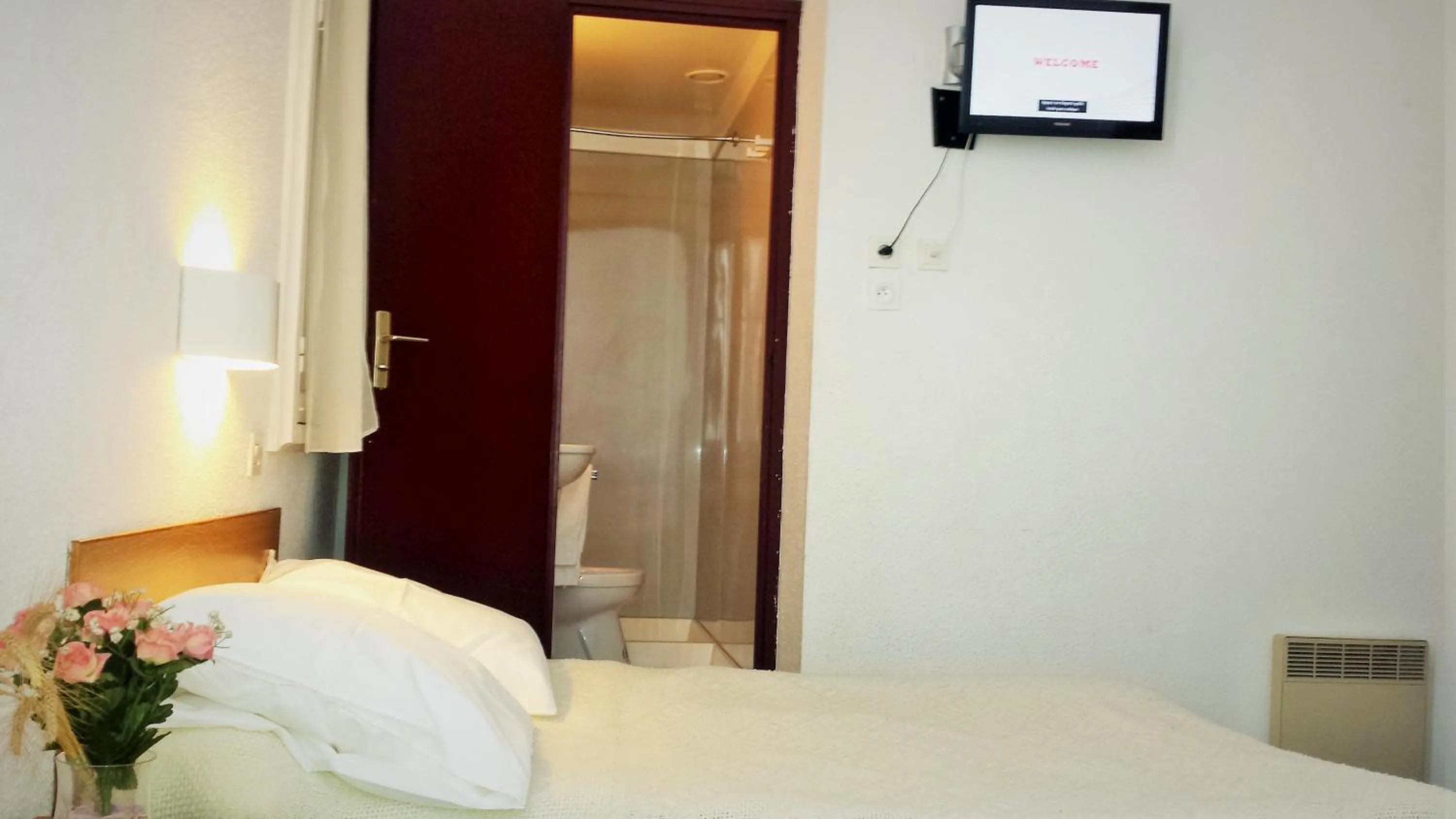 Photo of the whole room, Bed in Hôtel Duchesse Anne