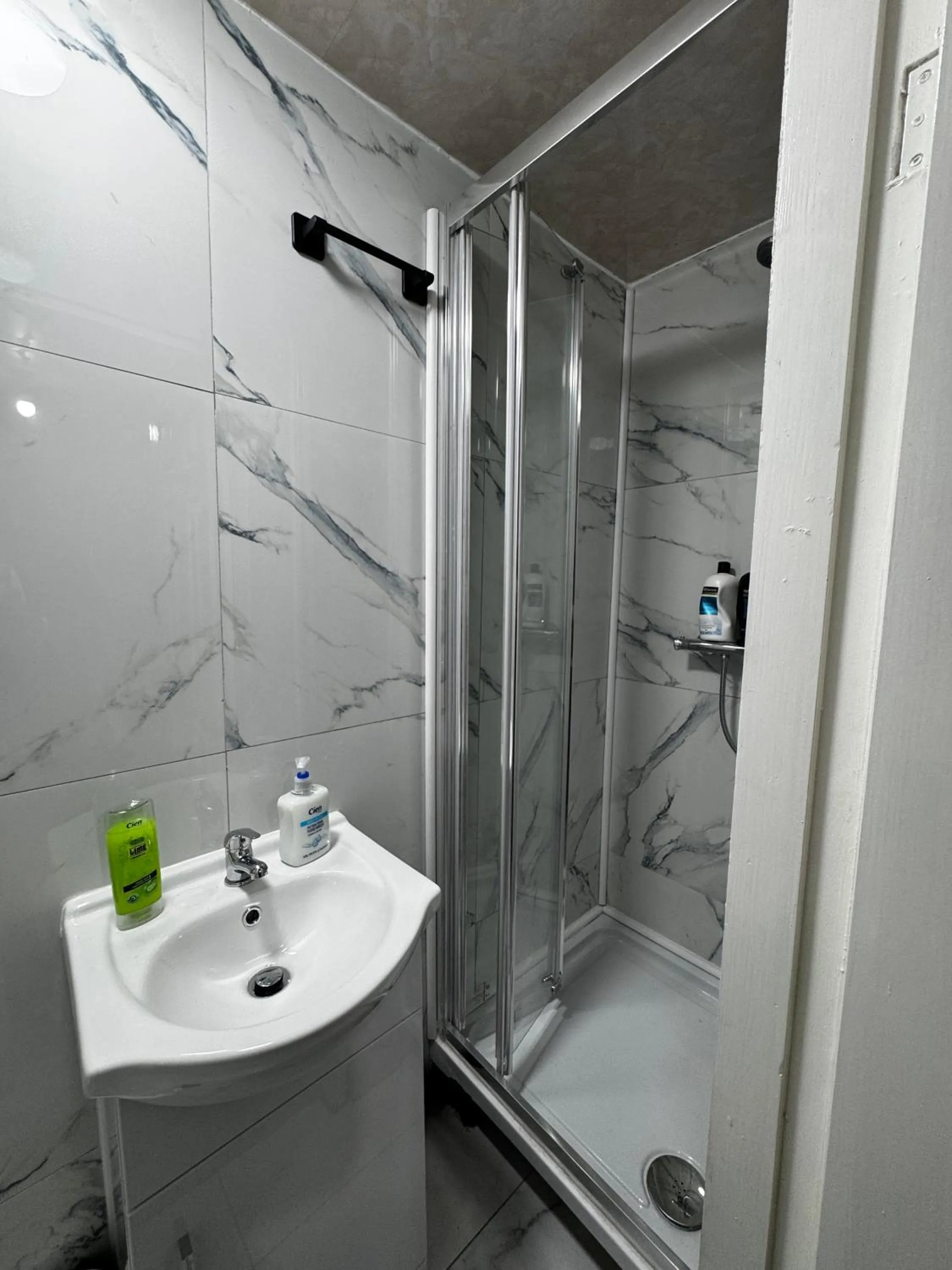 Bathroom in OYO Unique Guestroom - Farnworth, Easy Access to Bolton