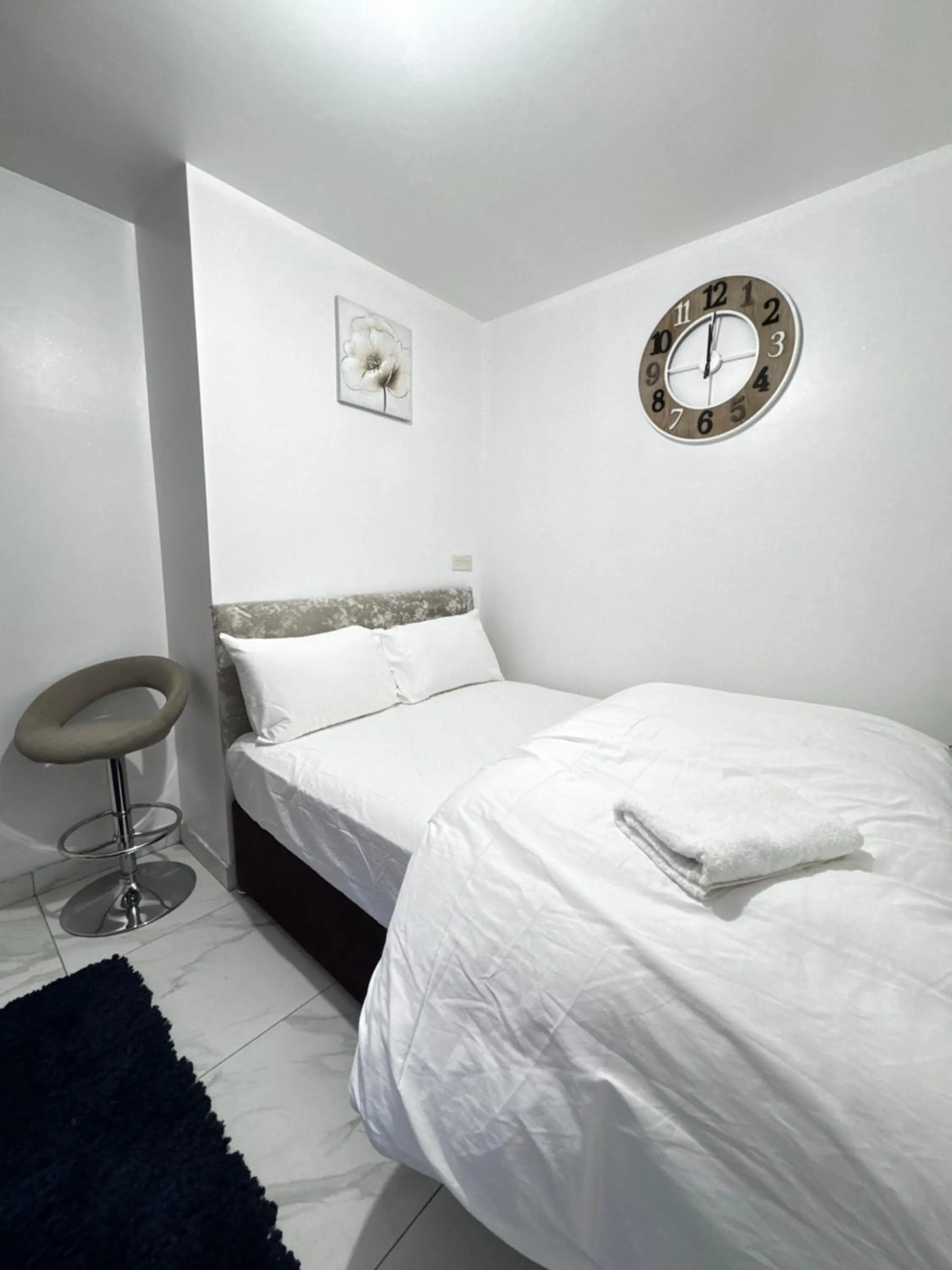 Bedroom, Bed in OYO Unique Guestroom - Farnworth, Easy Access to Bolton