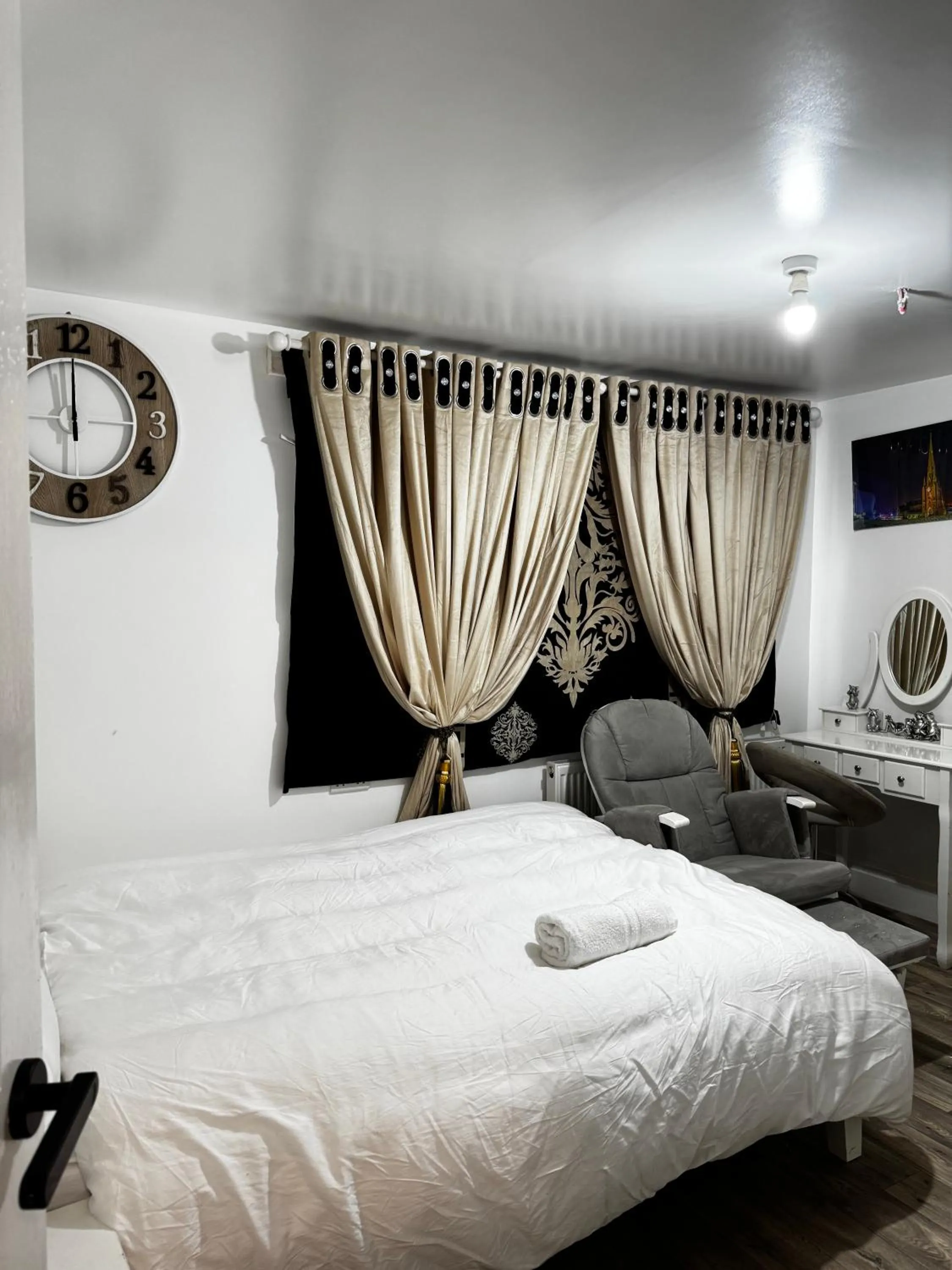 Bedroom, Bed in OYO Unique Guestroom - Farnworth, Easy Access to Bolton