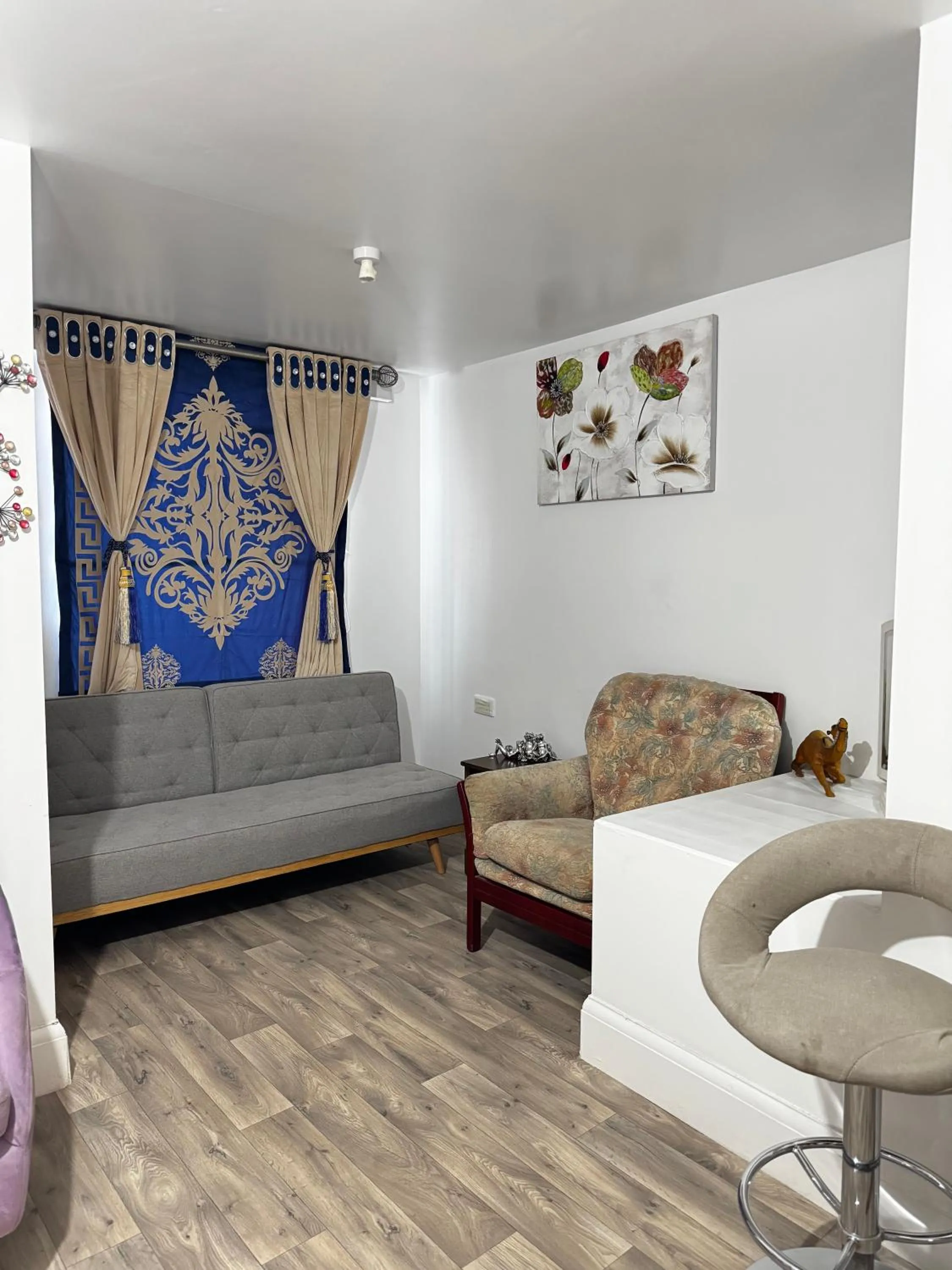 Living room in OYO Unique Guestroom - Farnworth, Easy Access to Bolton