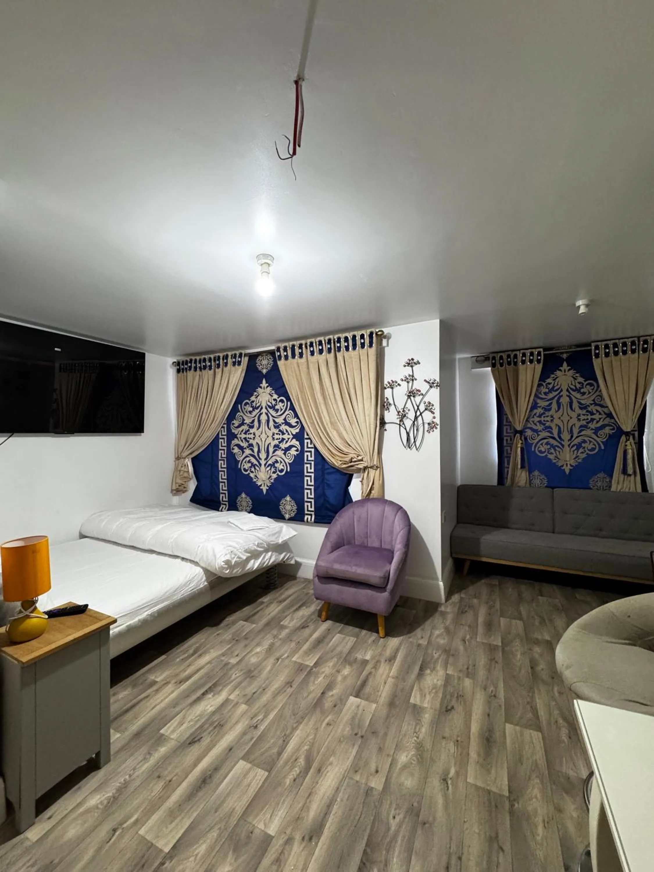 Bedroom, Bed in OYO Unique Guestroom - Farnworth, Easy Access to Bolton