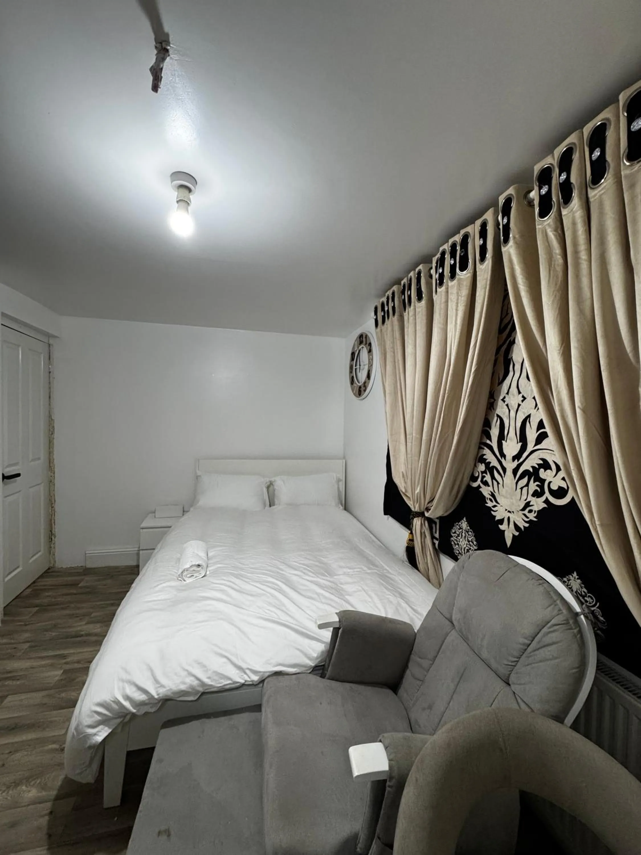 Bedroom, Bed in OYO Unique Guestroom - Farnworth, Easy Access to Bolton