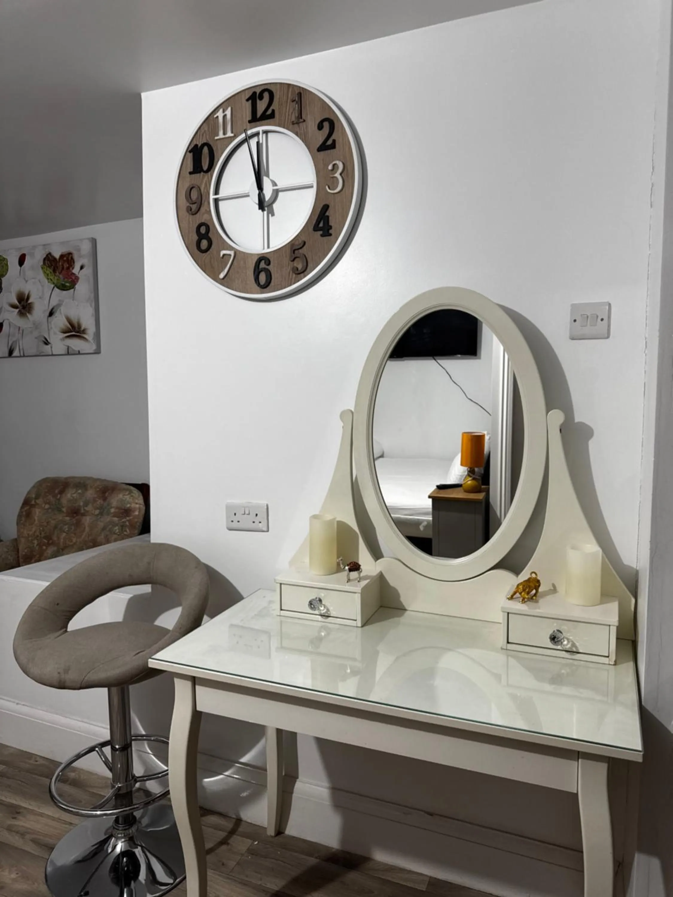 Living room in OYO Unique Guestroom - Farnworth, Easy Access to Bolton