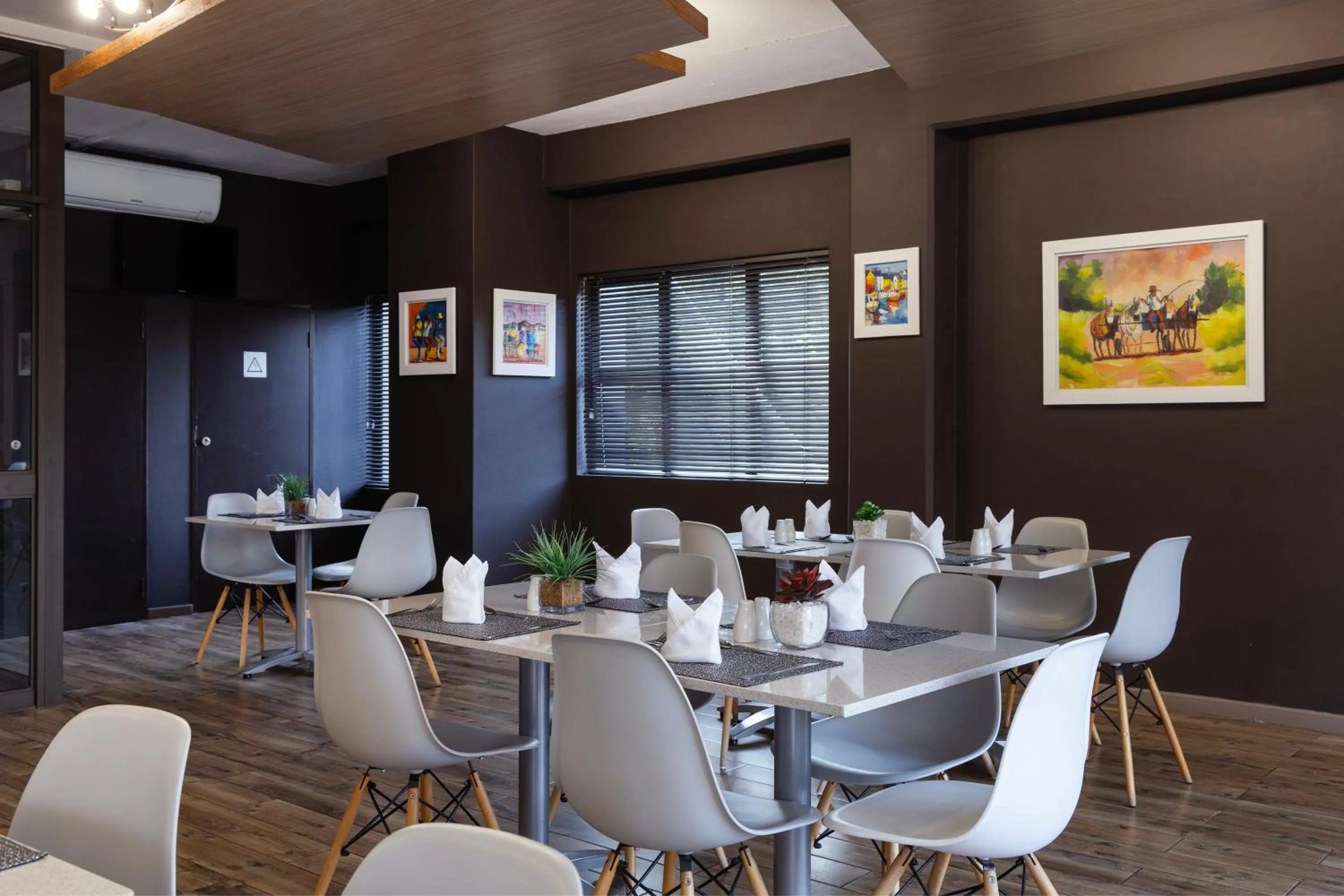 Restaurant/places to eat in Akanani Apartments
