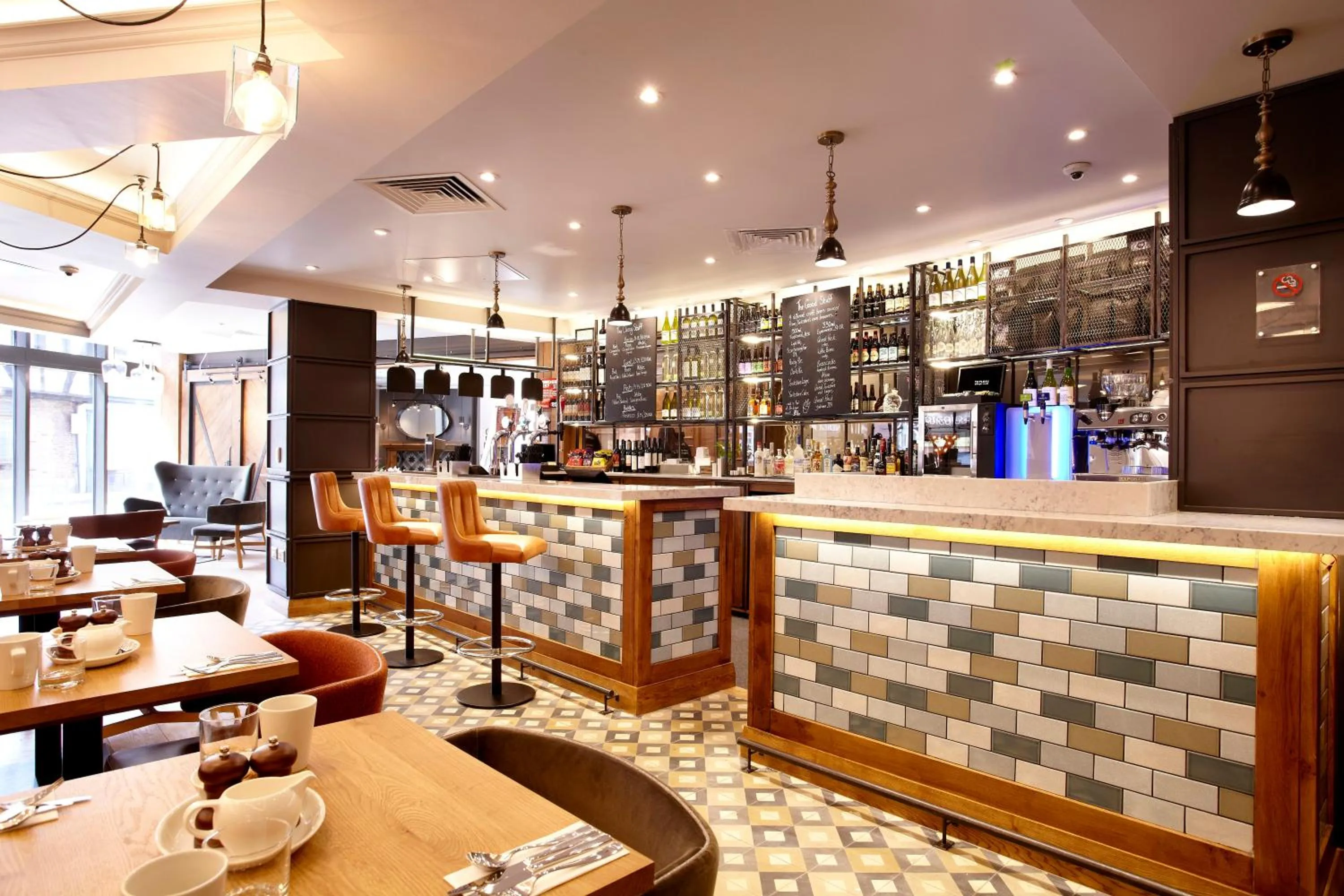 Lounge or bar in Hotel Indigo York by IHG