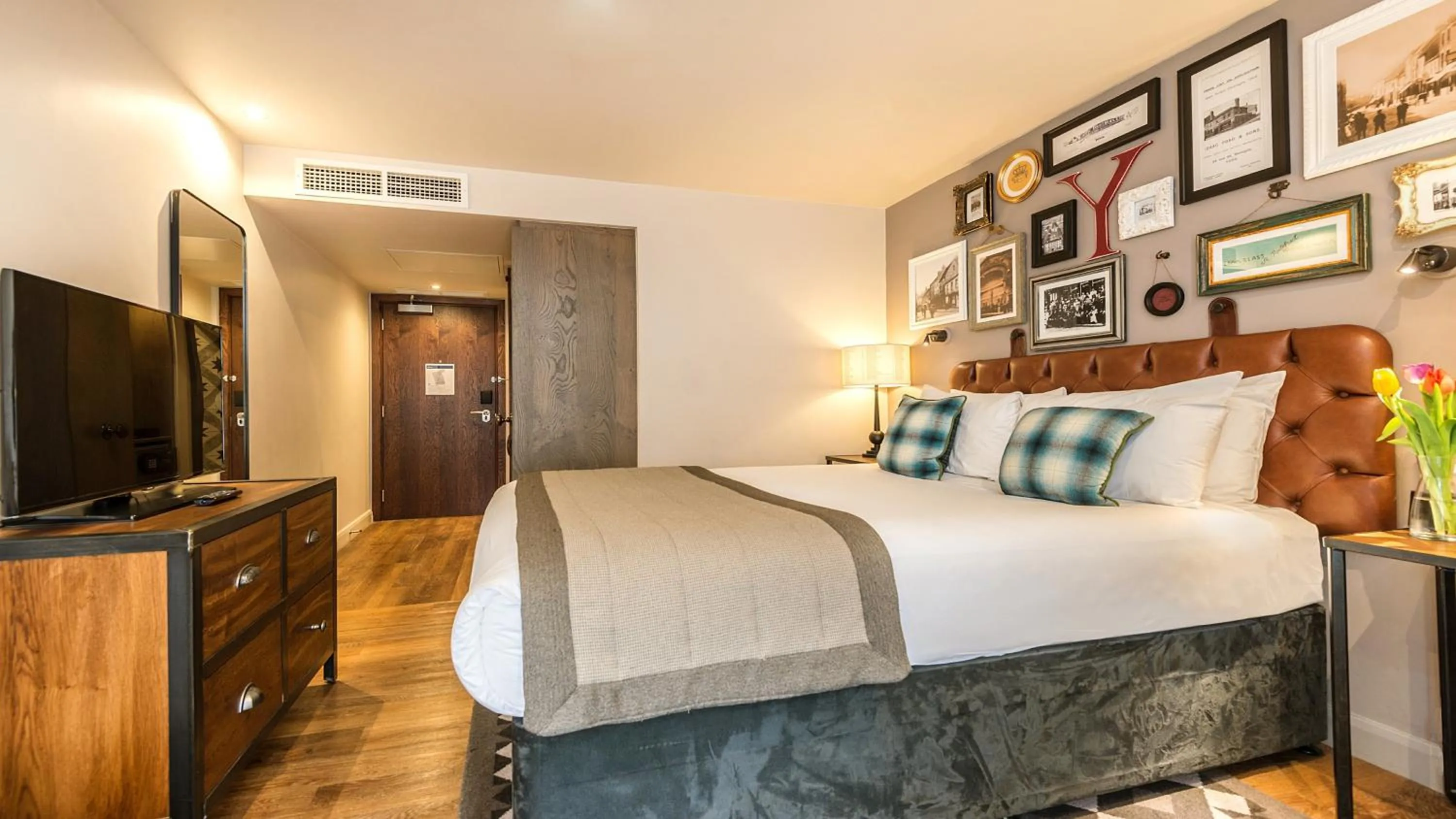 Photo of the whole room, Bed in Hotel Indigo York by IHG