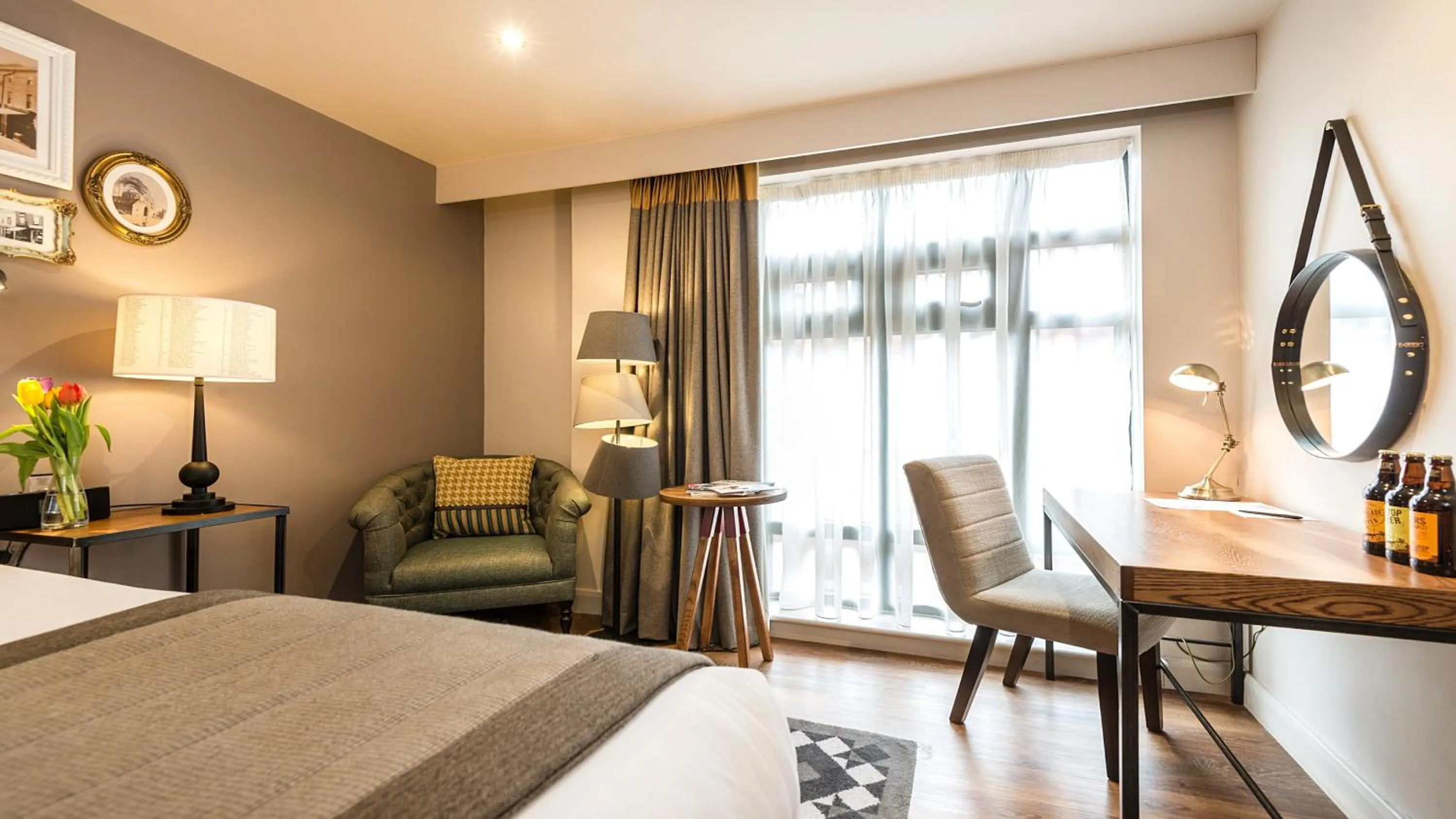 Photo of the whole room, Bed in Hotel Indigo York by IHG