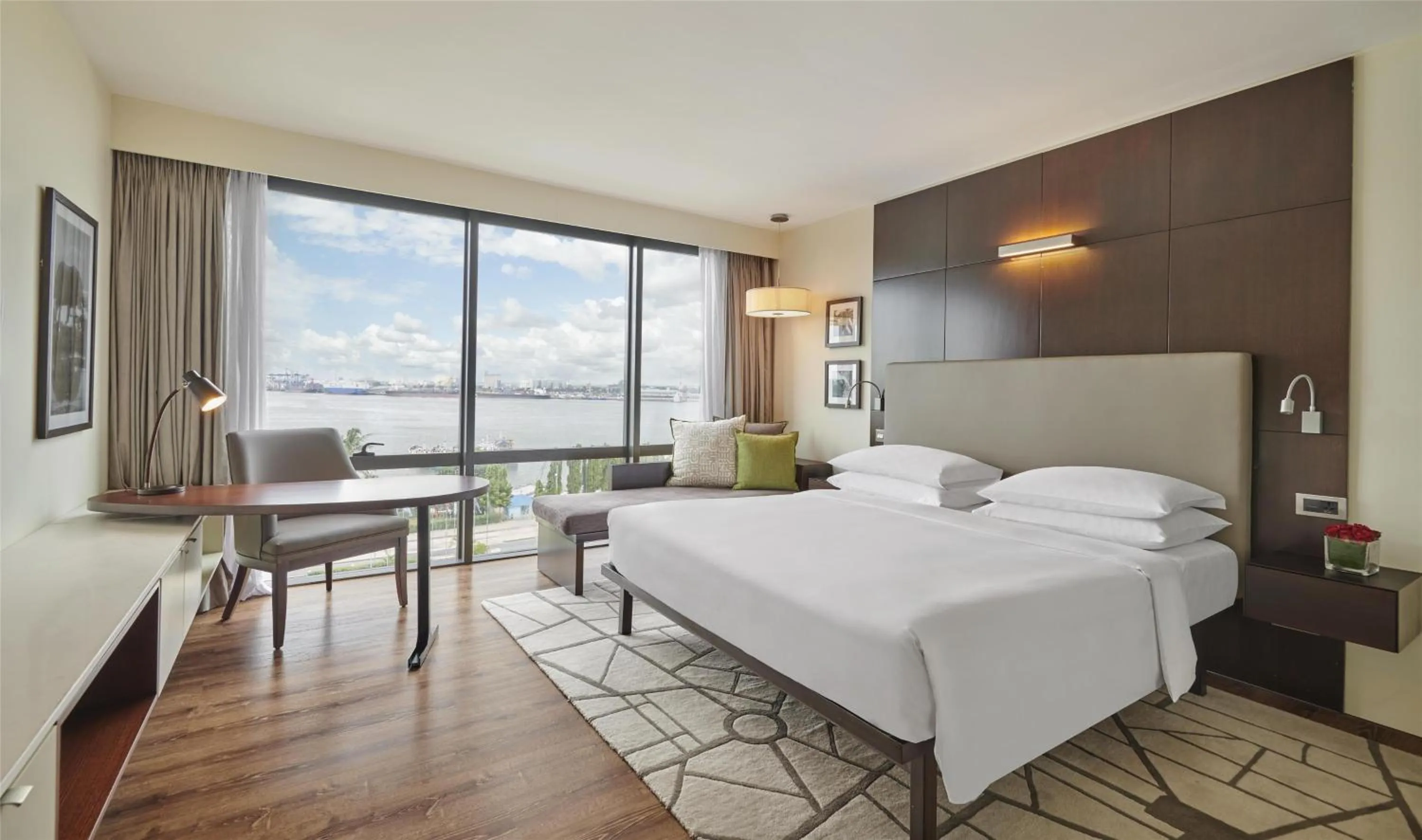 Bedroom, Bed in Hyatt Regency Dar es Salaam, The Kilimanjaro