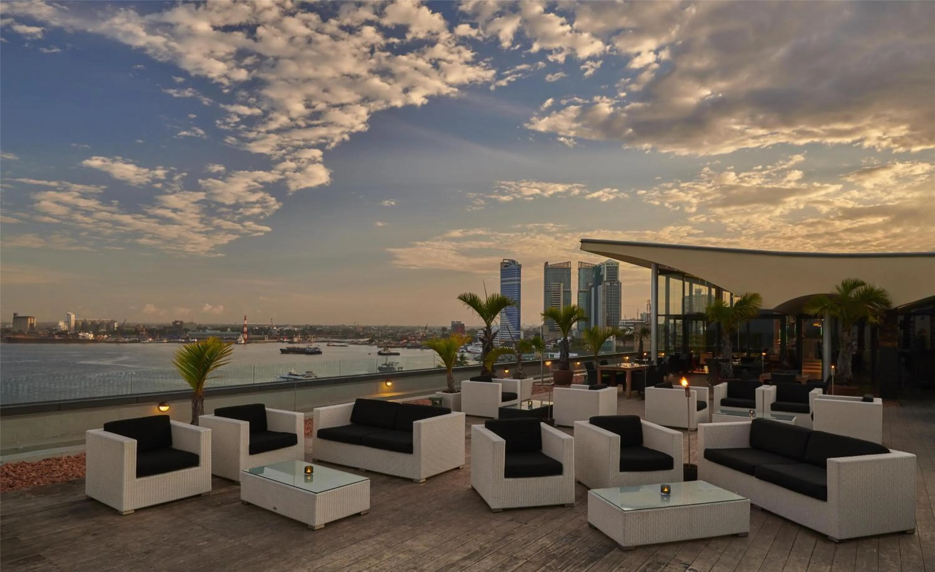 Lounge or bar in Hyatt Regency Dar es Salaam, The Kilimanjaro