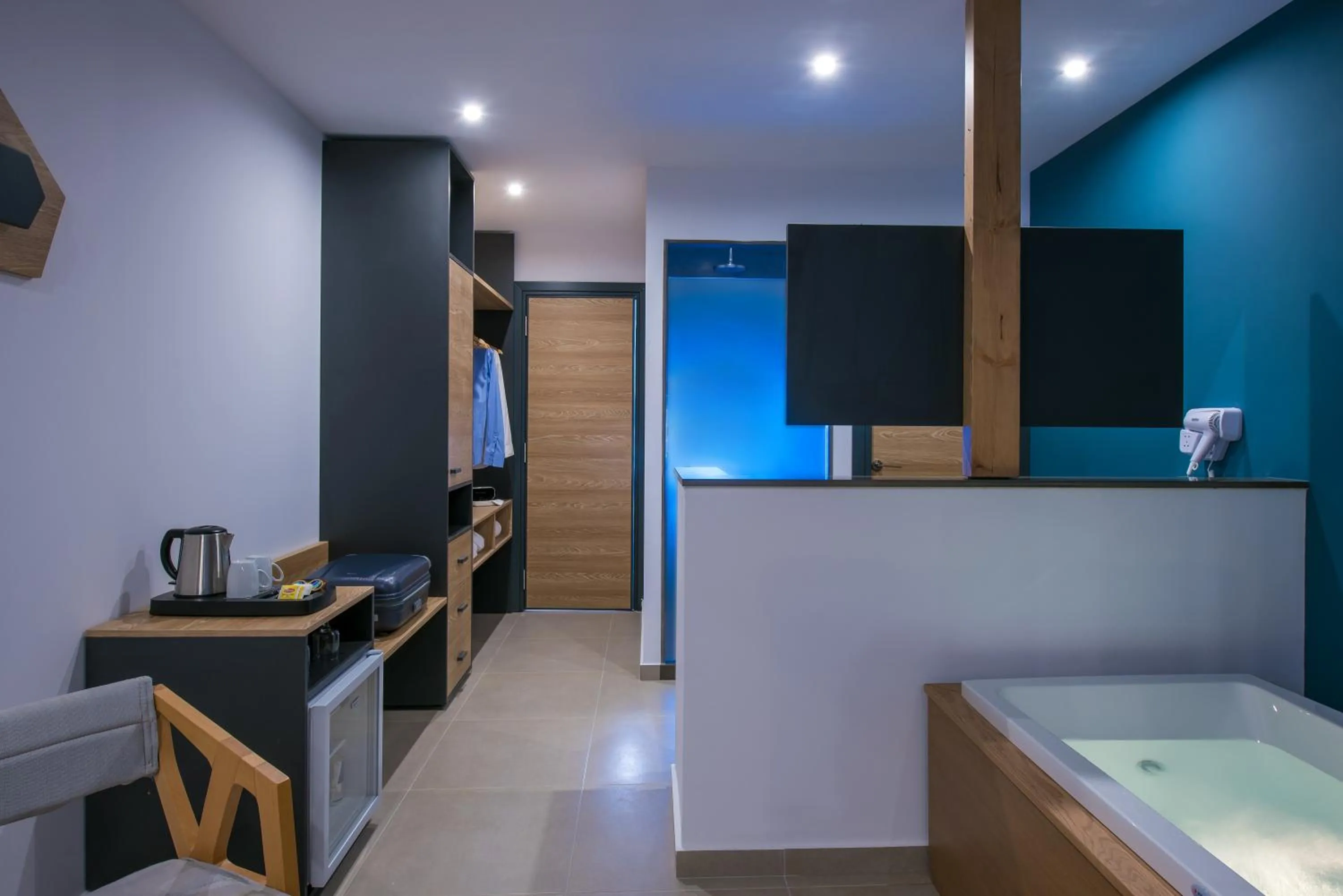 Bathroom, Bed in Enorme Infinity Beach - Adults Only