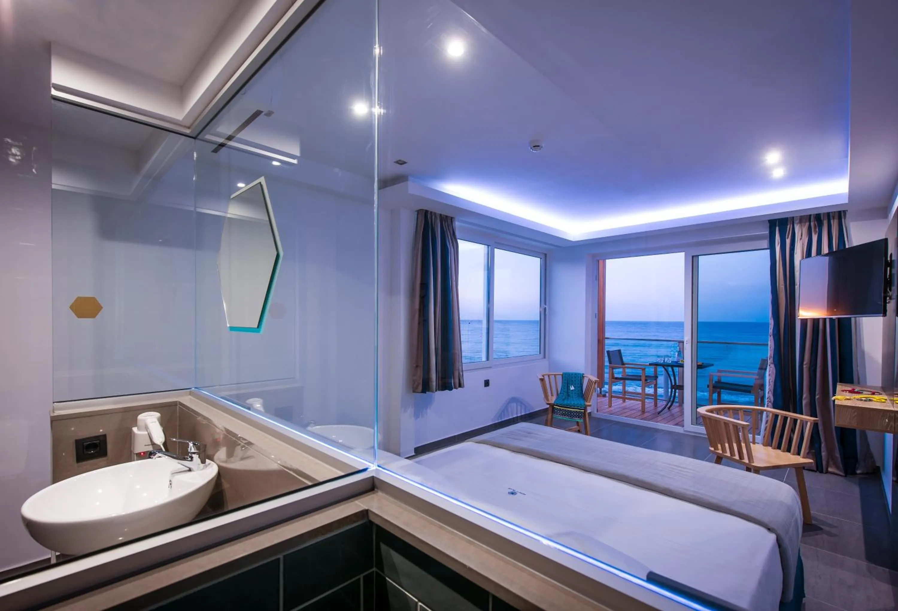 Summer, Bed in Enorme Infinity Beach - Adults Only