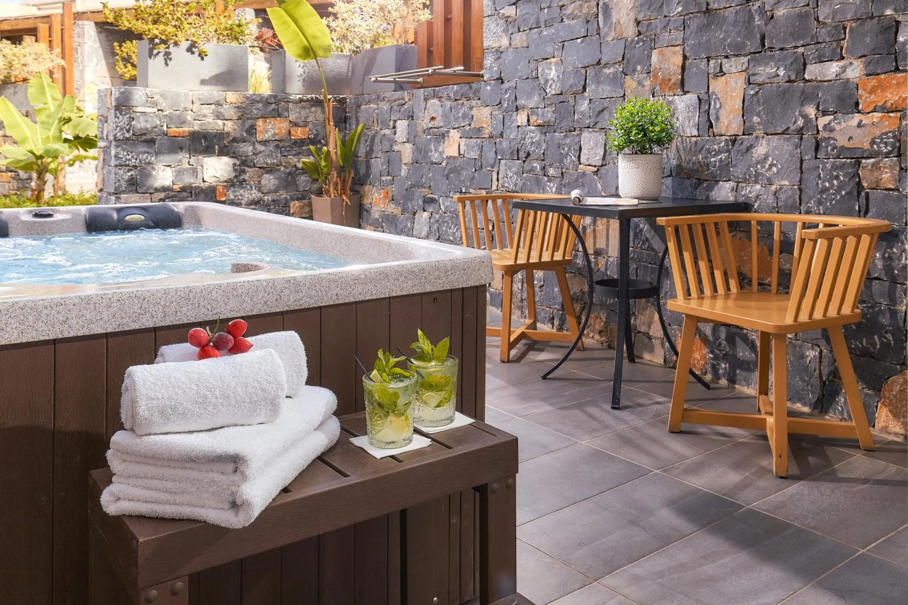 Hot Tub in Enorme Infinity Beach ex Infinity Blue