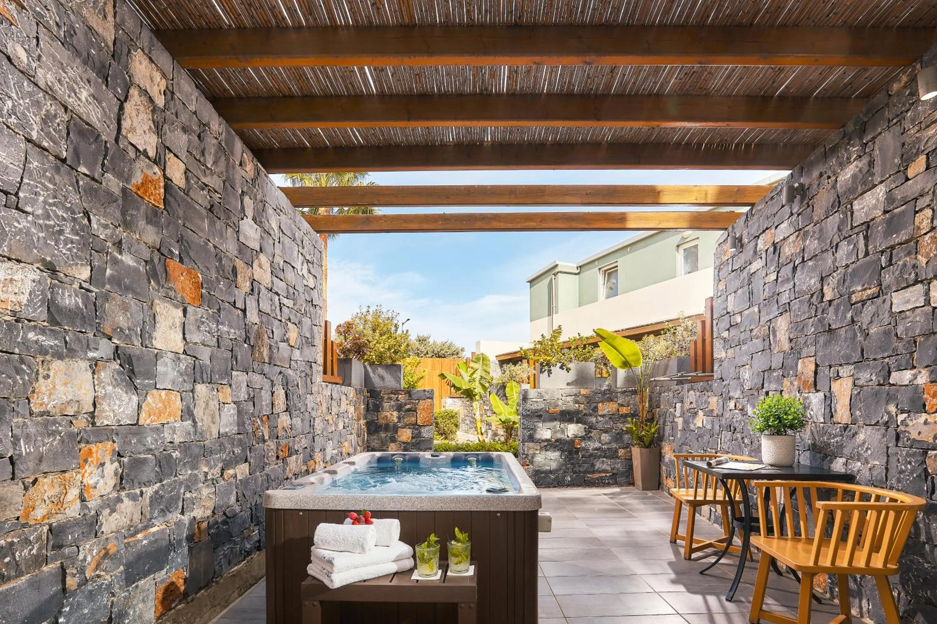 Patio in Enorme Infinity Beach ex Infinity Blue