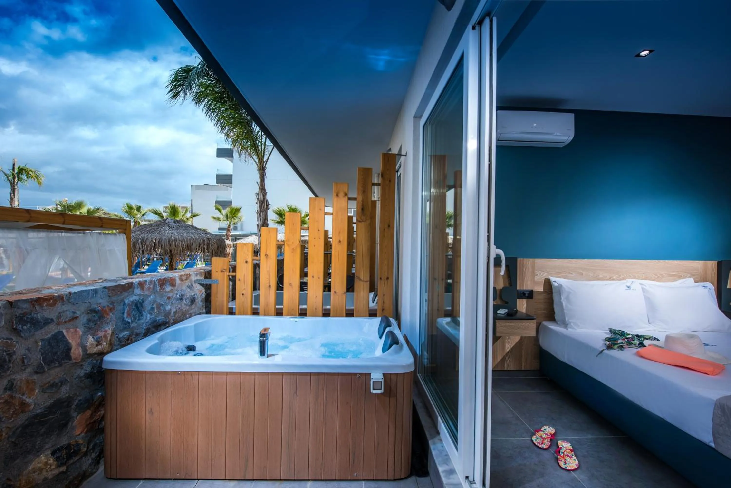 Hot Tub, Bed in Enorme Infinity Beach - Adults Only