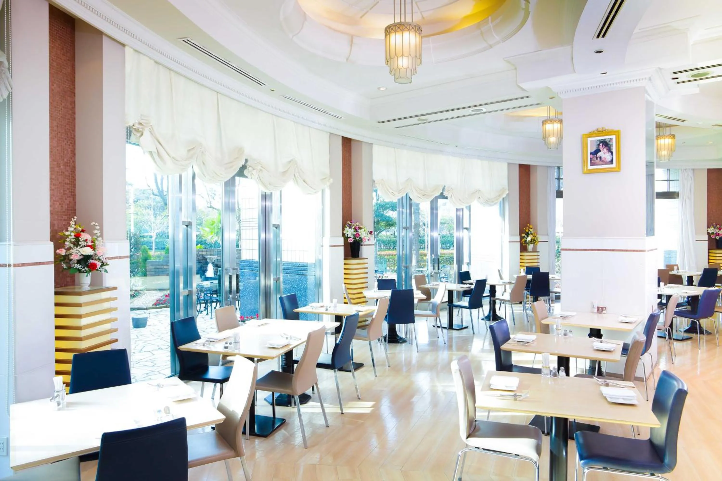 Restaurant/places to eat in Hotel The Manhattan