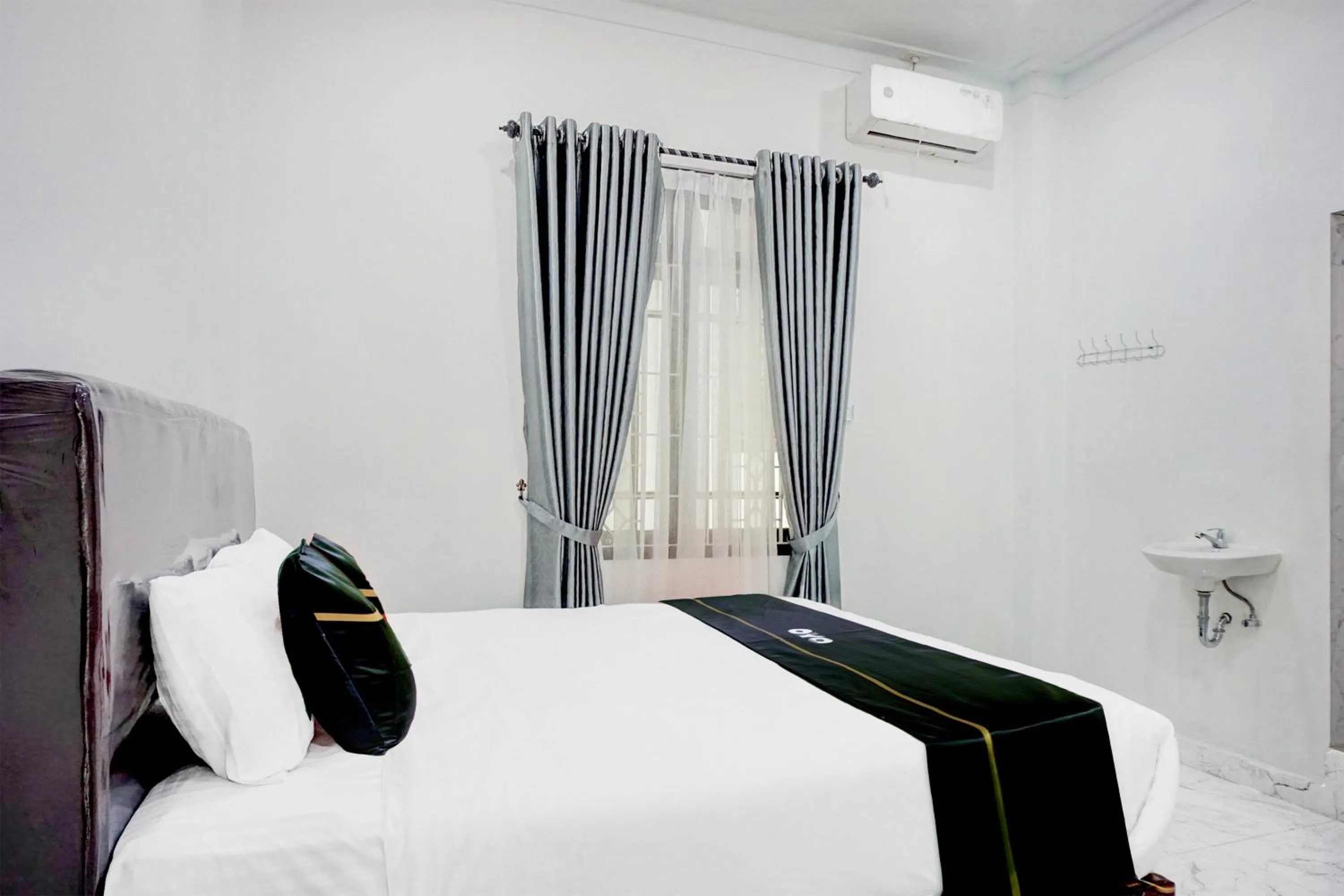 Bedroom, Bed in Hotel O Sm Raja Guest House