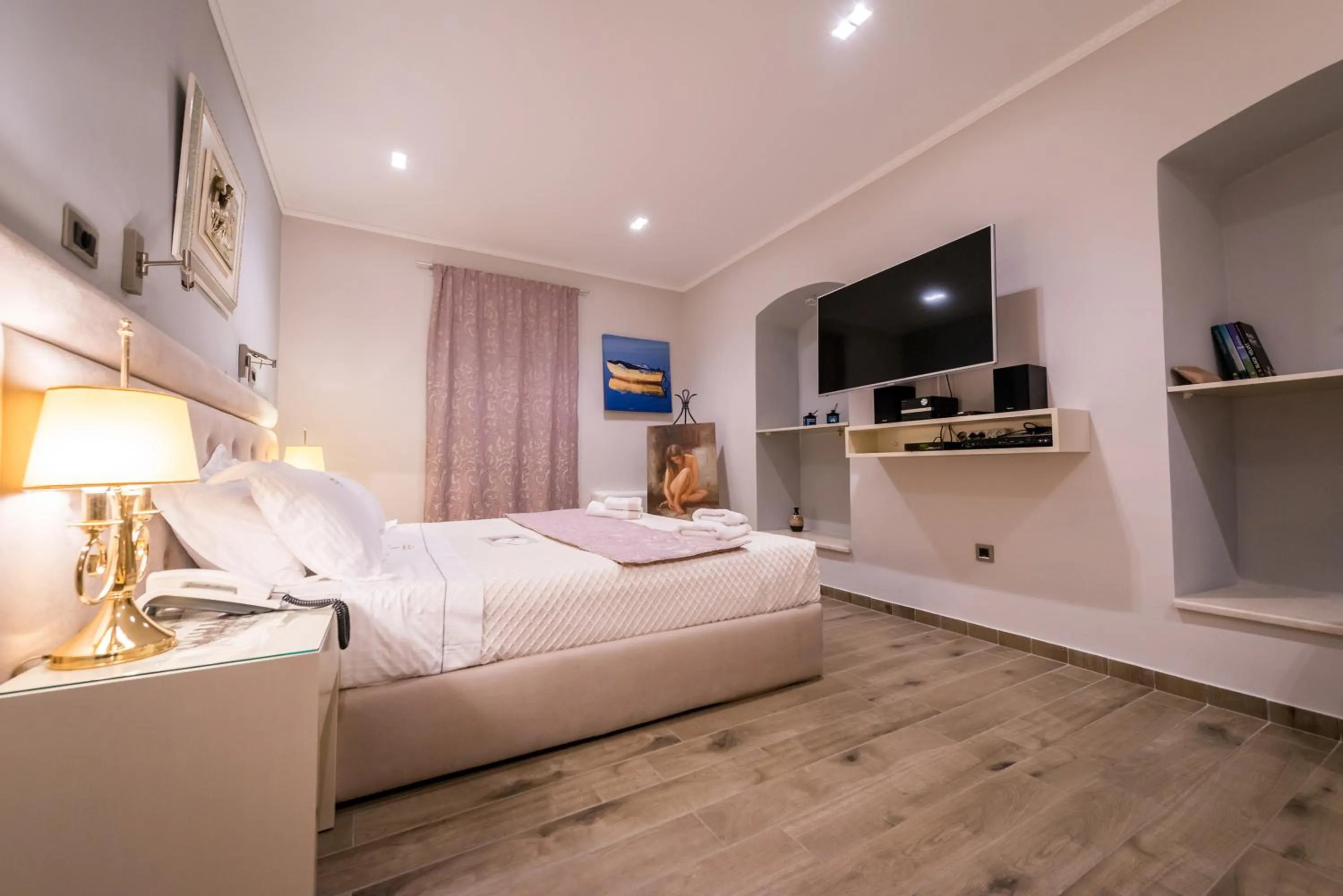 Photo of the whole room, Bed in Fiscardonna Luxury Suites