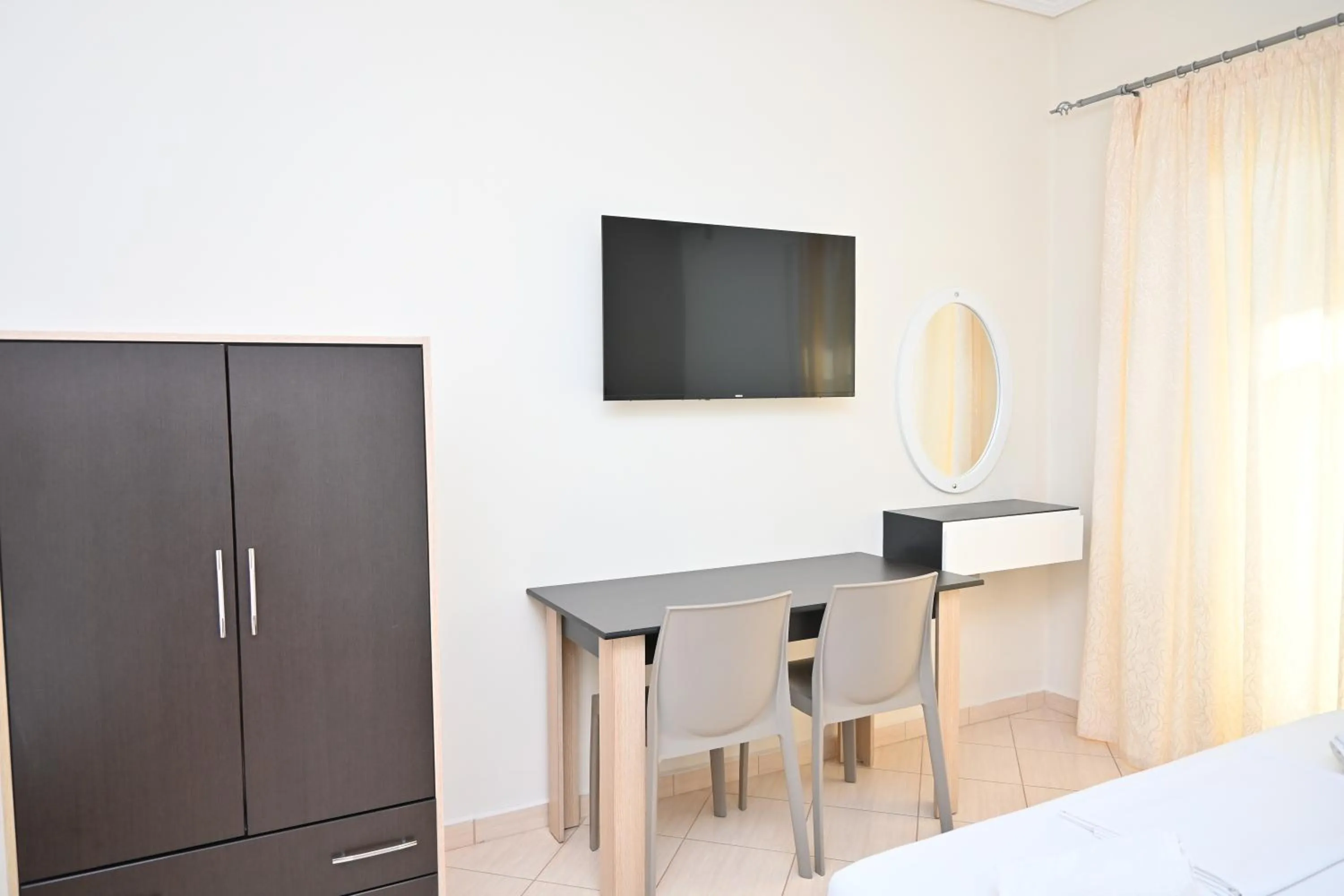 TV and multimedia, Bed in EROS HOTEL Ksamil