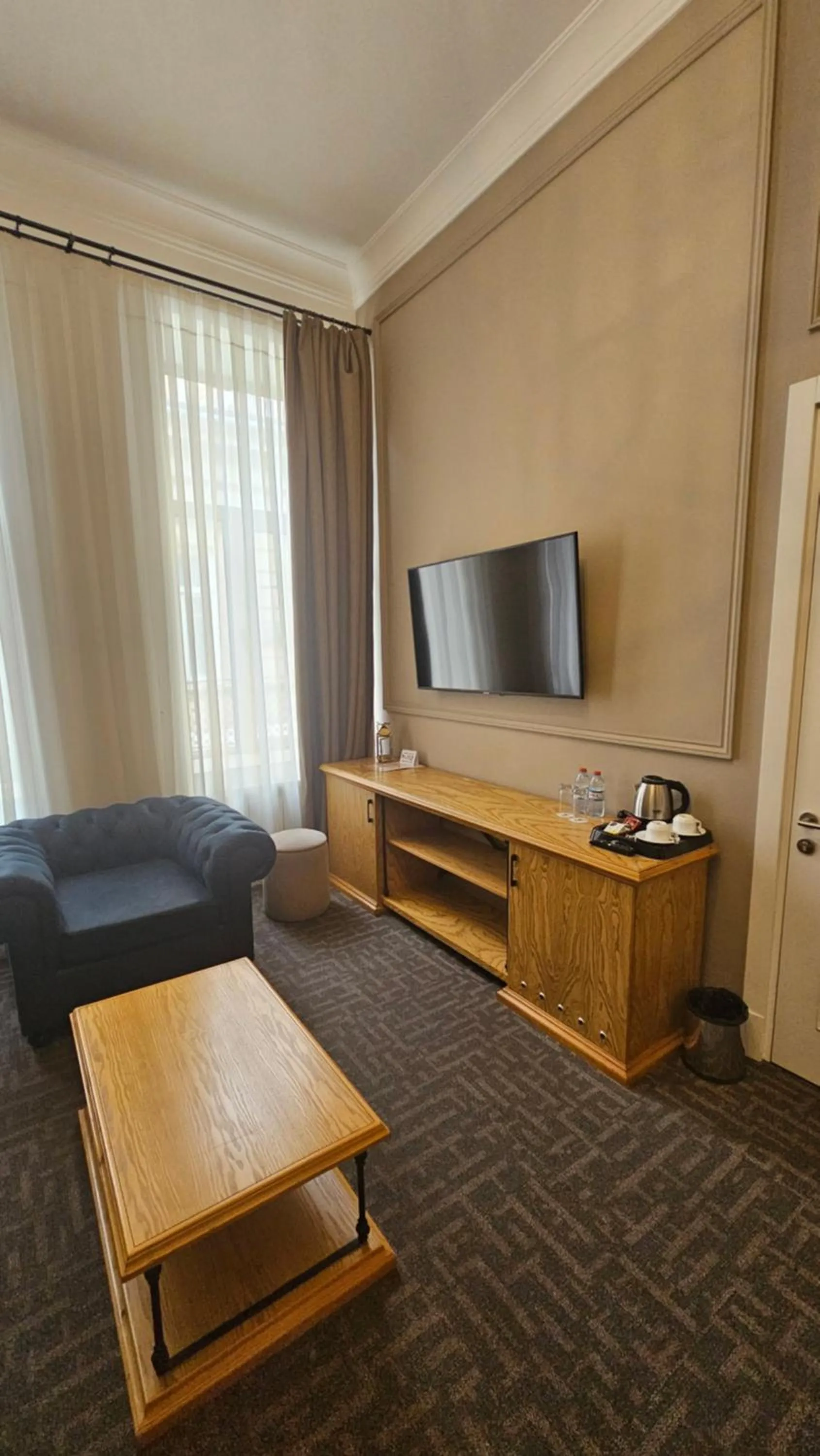 Communal lounge/ TV room in Callisto Baku