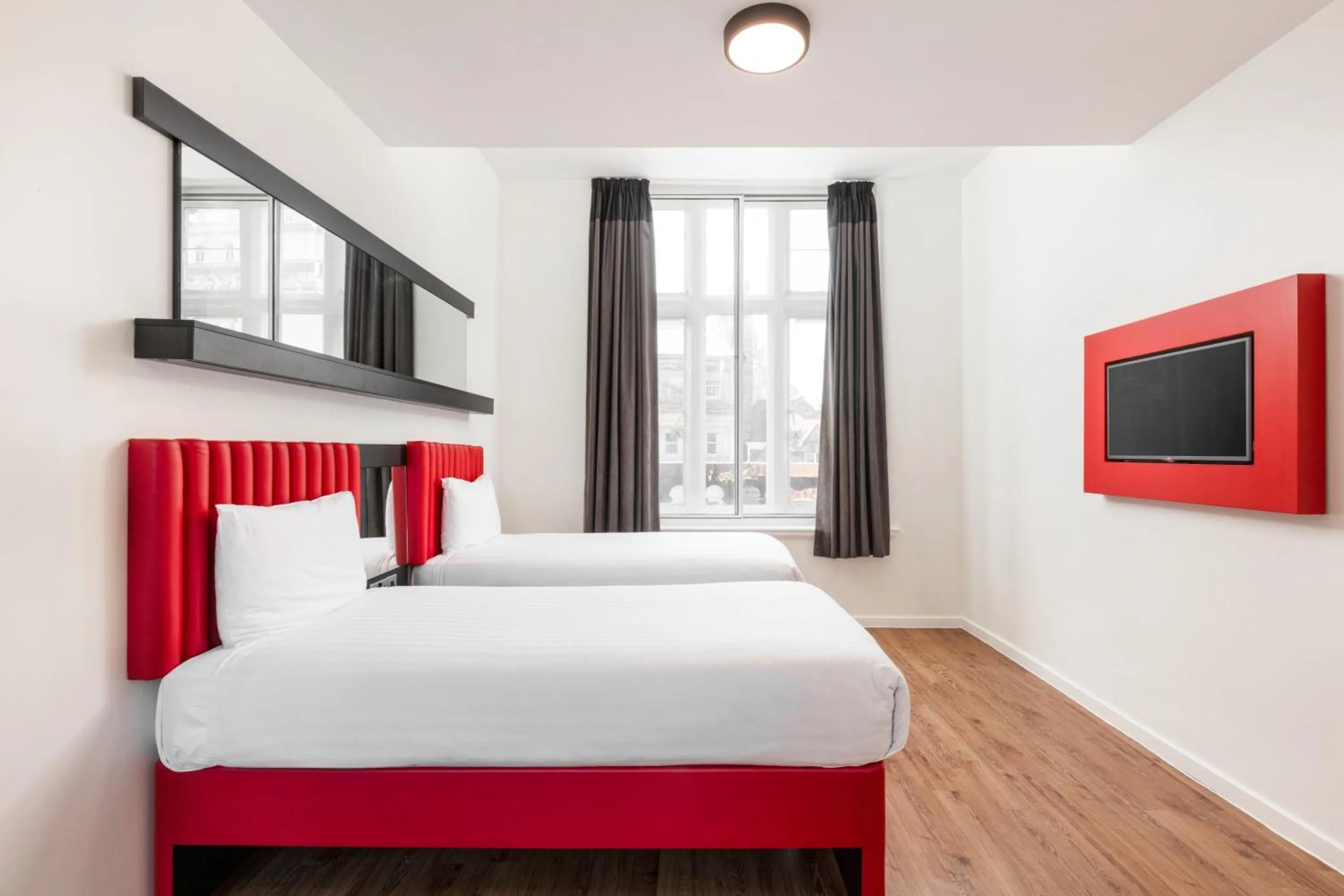 Bedroom, Bed in Tune Hotel Liverpool