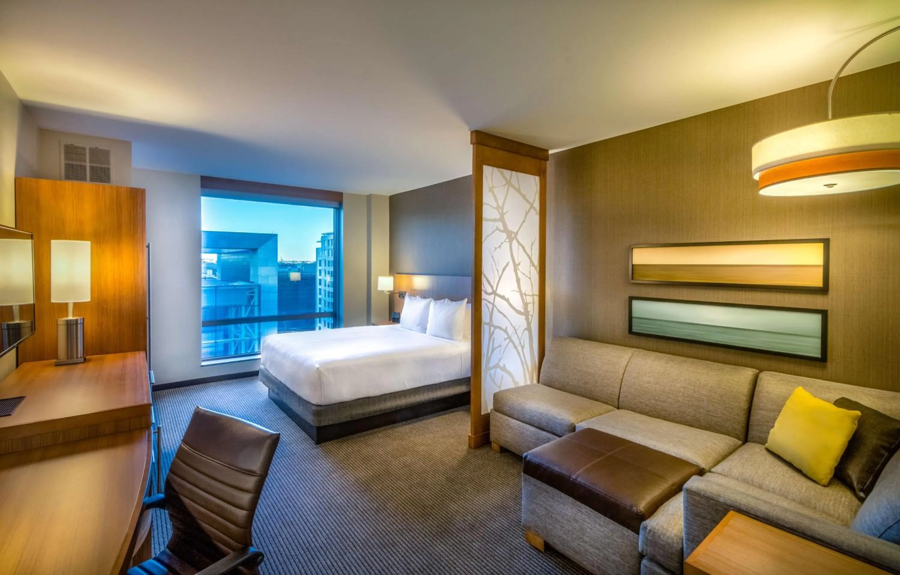 Photo of the whole room, Bed in Hyatt Place Washington D.C./National Mall