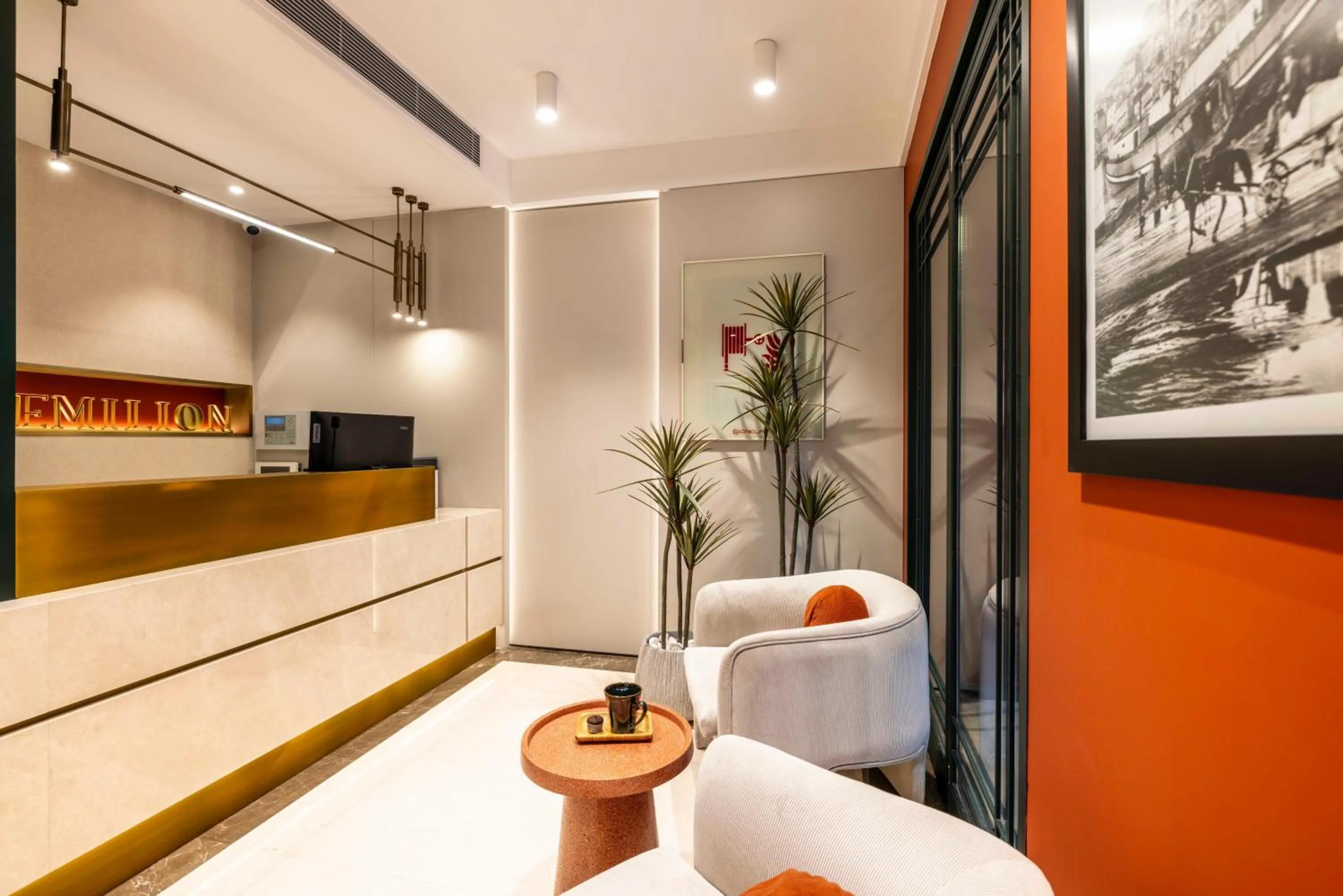 Seating area, Bed in Emilion Hotel