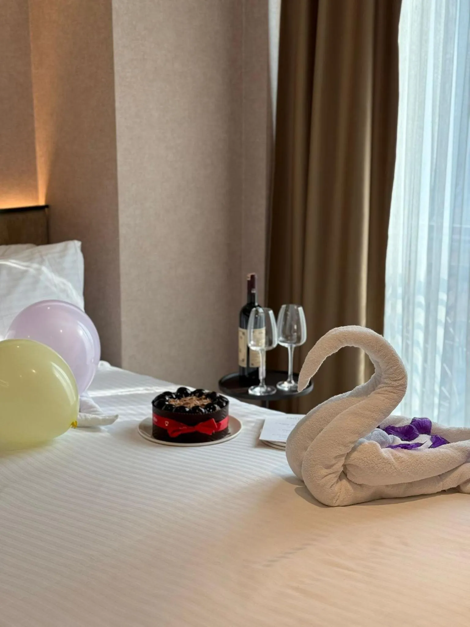 Property building, Bed in Emilion Hotel