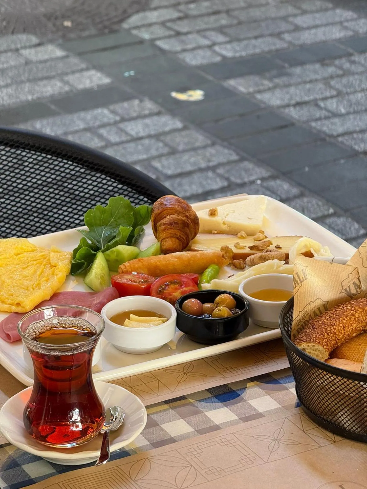 Restaurant/places to eat in Emilion Hotel