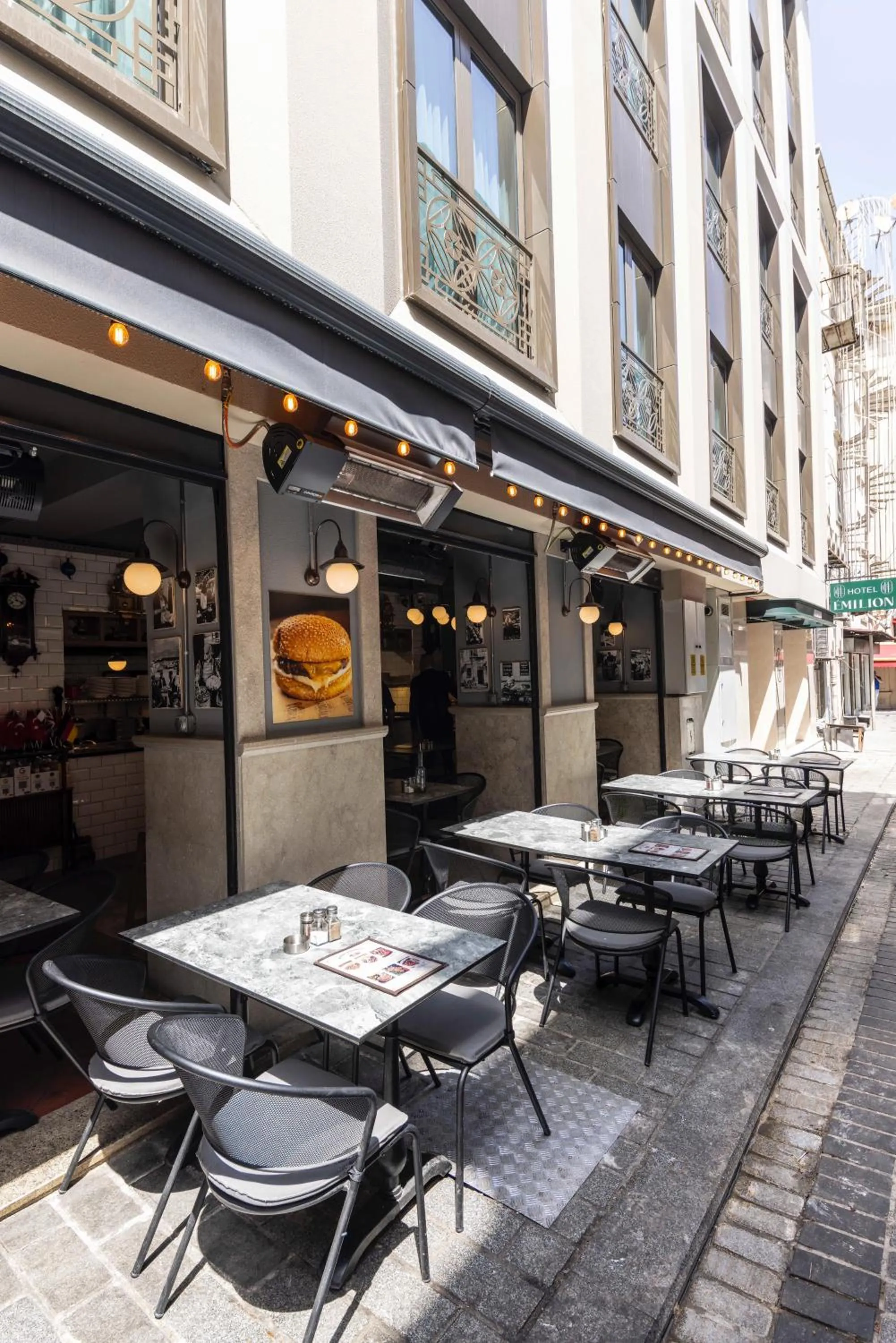 Restaurant/places to eat in Emilion Hotel