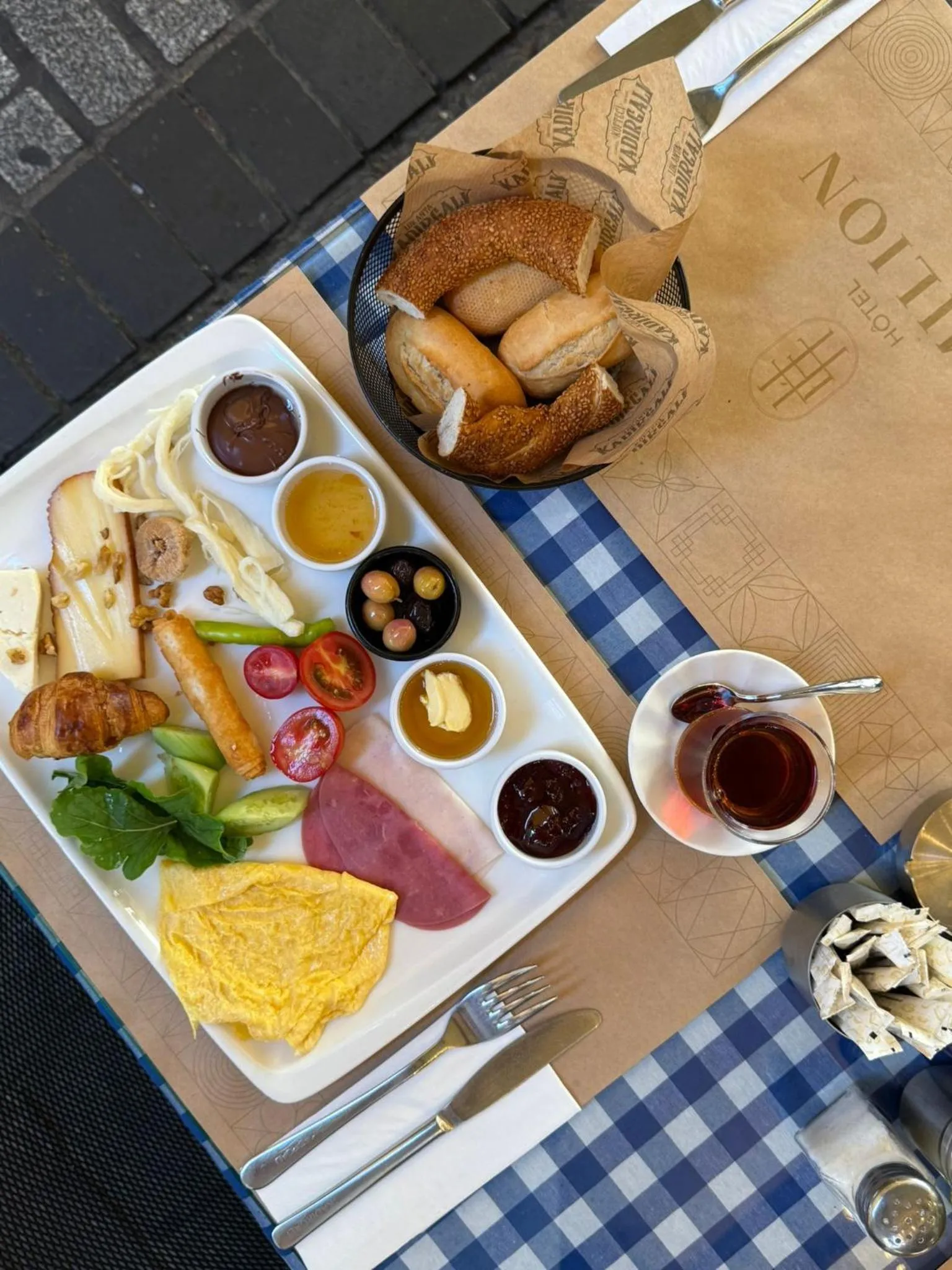 Restaurant/places to eat in Emilion Hotel