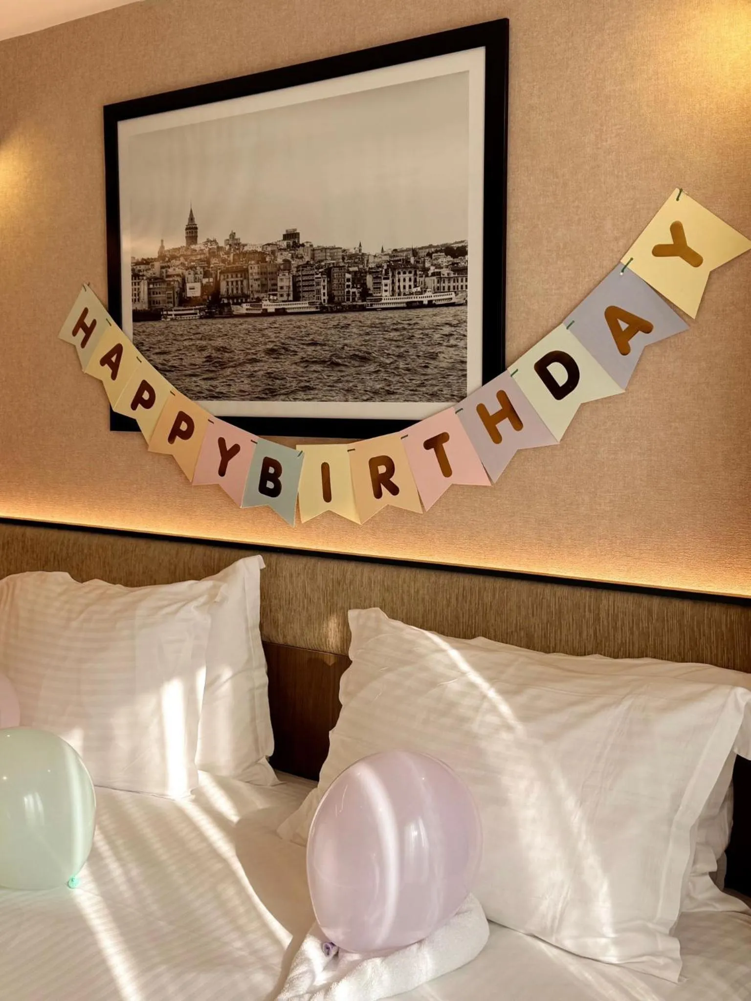 Property building, Bed in Emilion Hotel