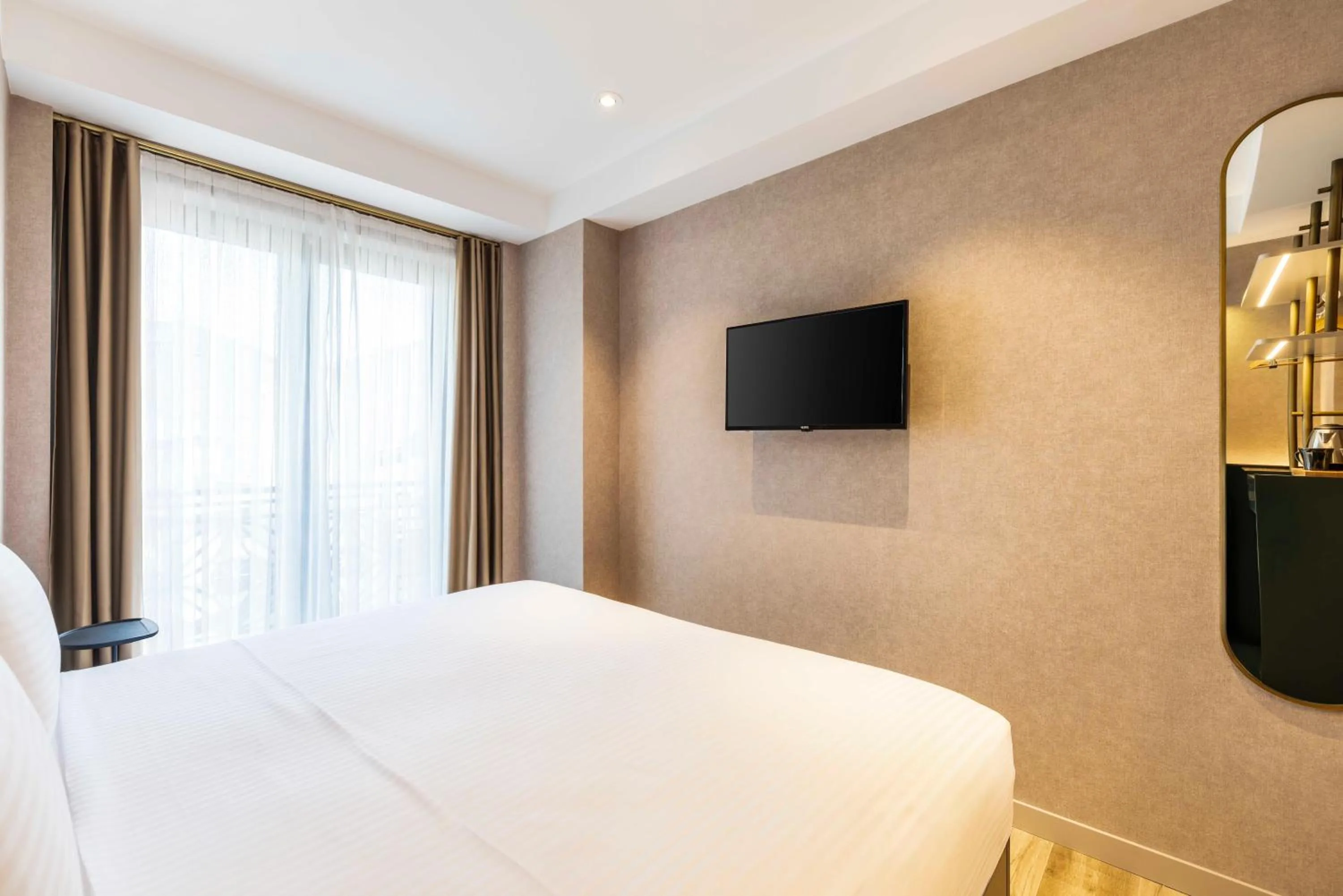 Photo of the whole room, Bed in Emilion Hotel