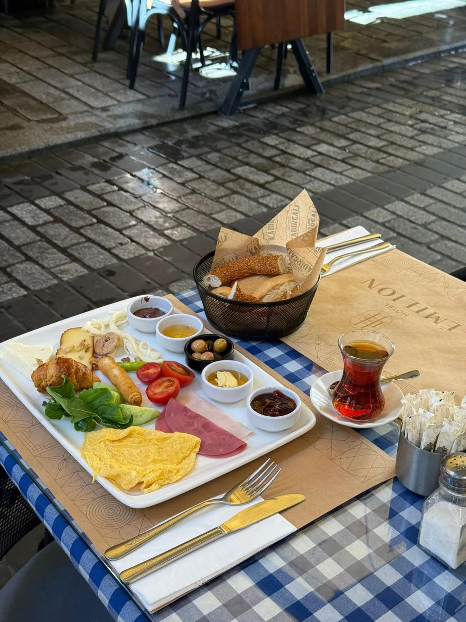 Restaurant/places to eat in Emilion Hotel