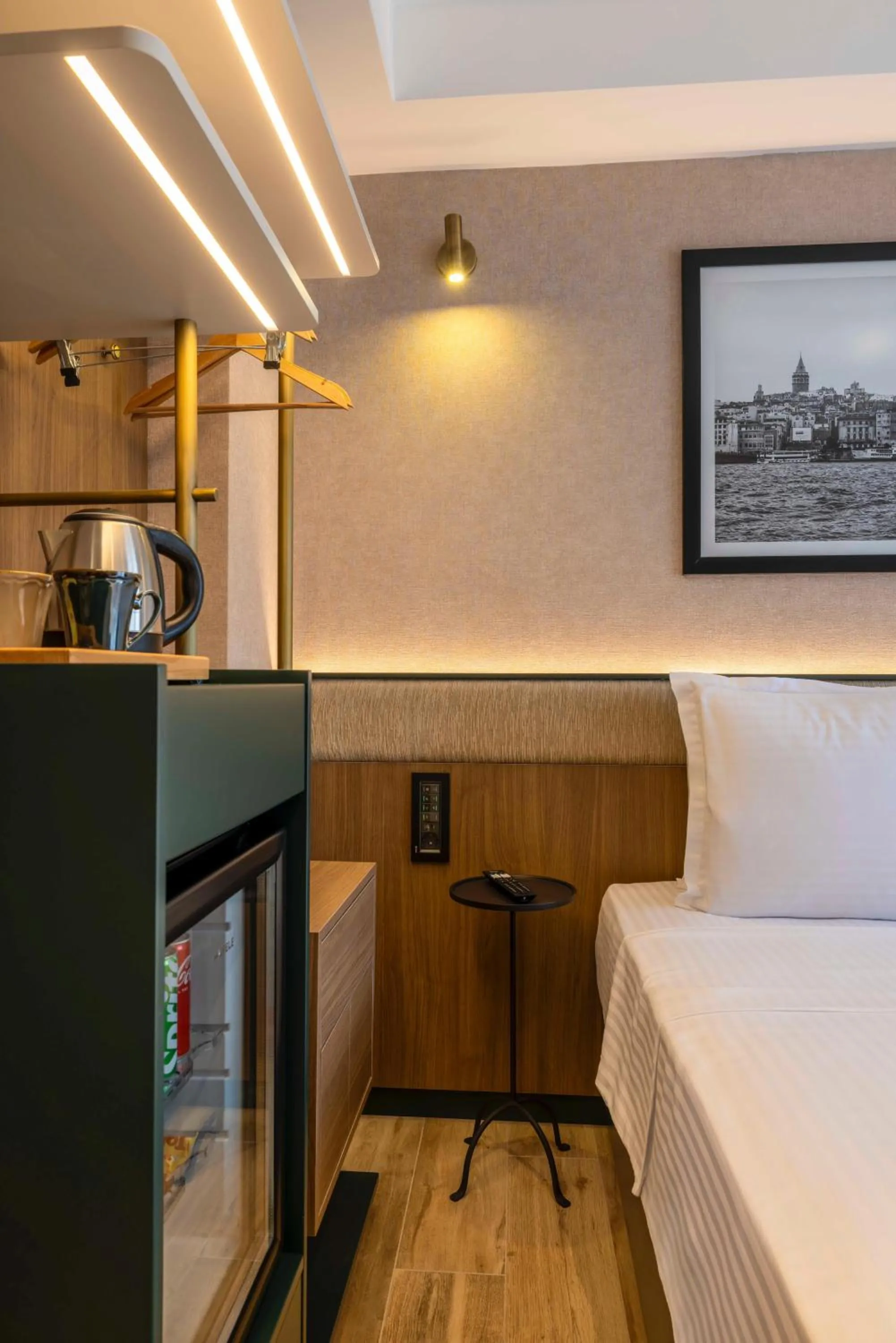 Photo of the whole room, Bed in Emilion Hotel