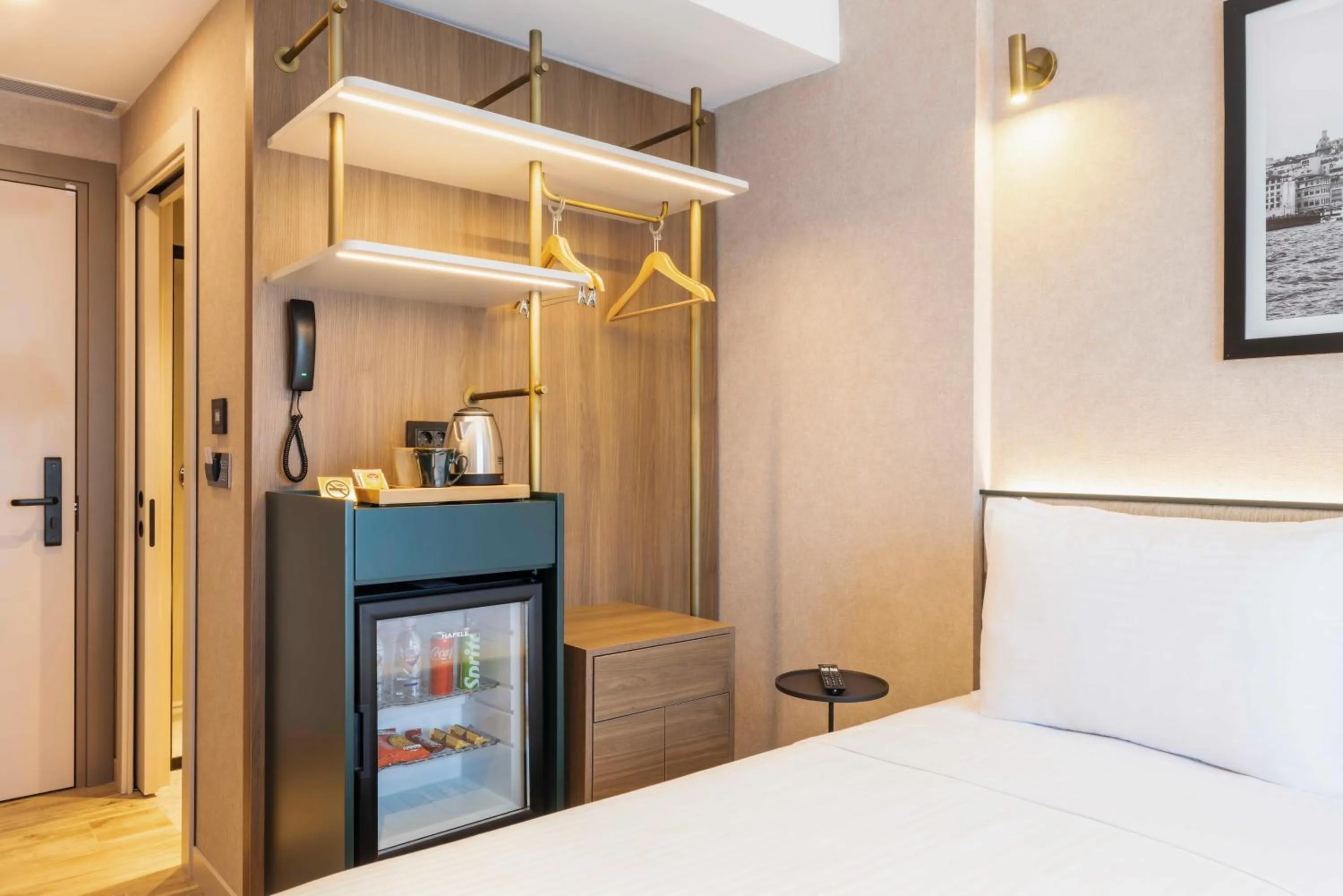 Photo of the whole room, Bed in Emilion Hotel