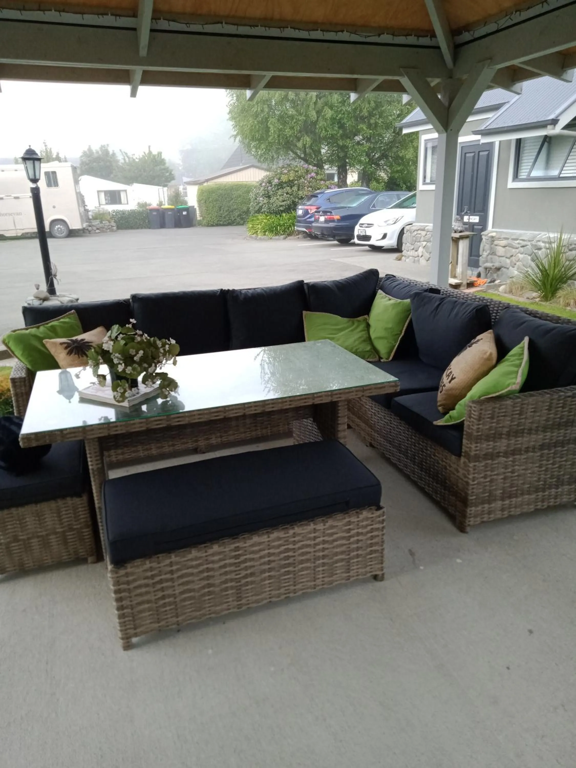 Seating area in Four Peaks Motel